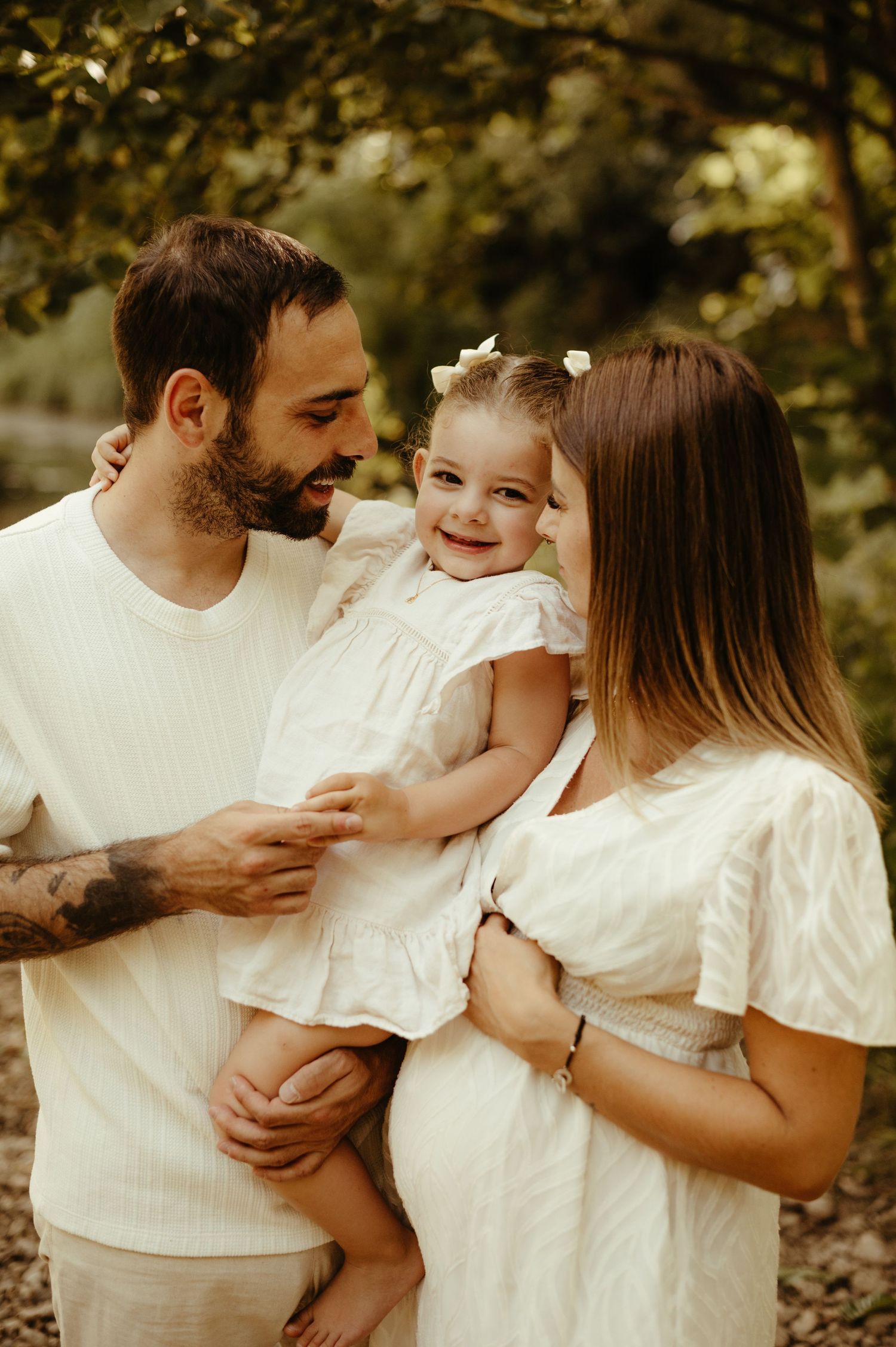 Séance maternité en famille en tenues coordonnées blanc, tout sourires à Gaillac