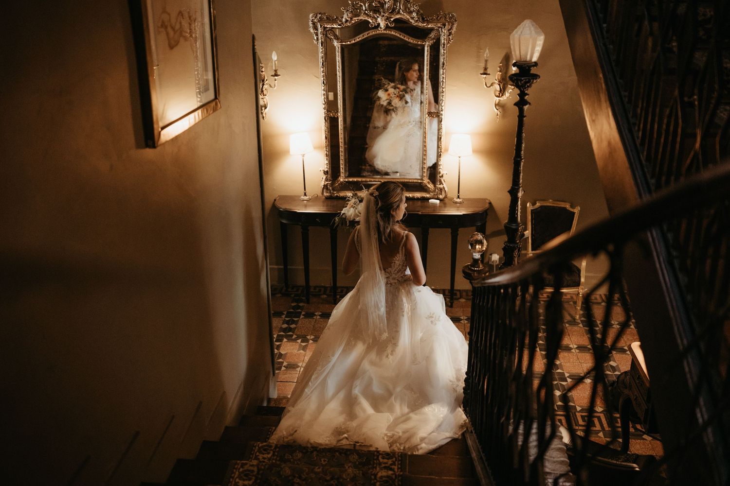 Mariée qui descend un escalier pour se rendre à la cérémonie en mairie à Rabastens, Tarn
