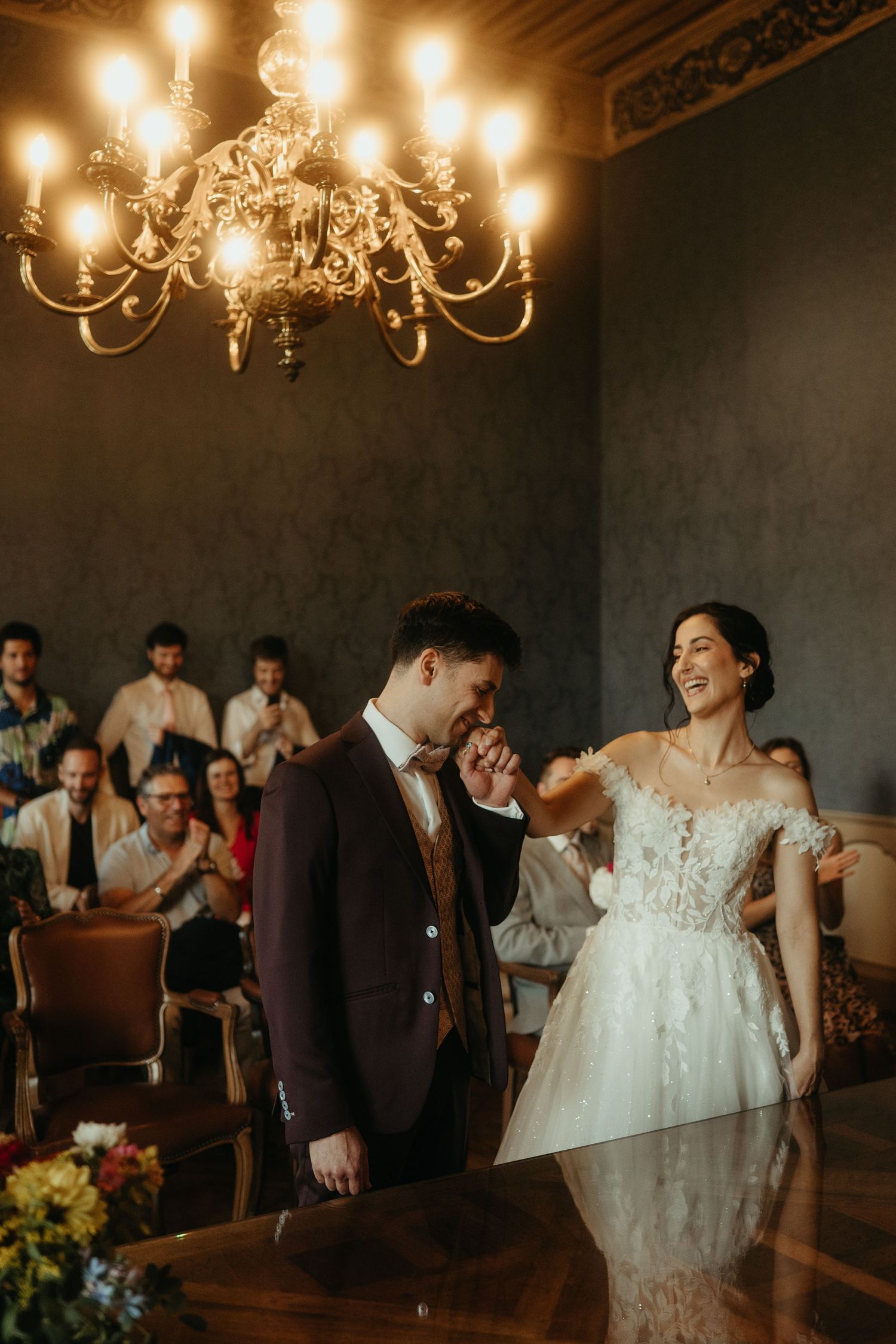 Couple heureux, le marié embrasse la mariée qui sourit, pendant la cérémonie civile à la mairie de Castres