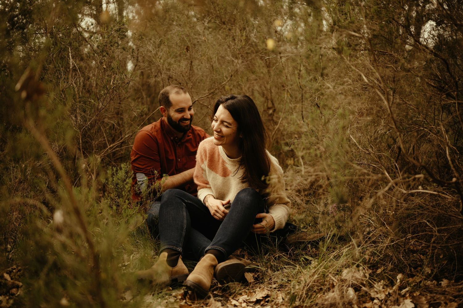 Couple au milieux des plantes en forêt, se chatouillant à Buzet sur Tarn