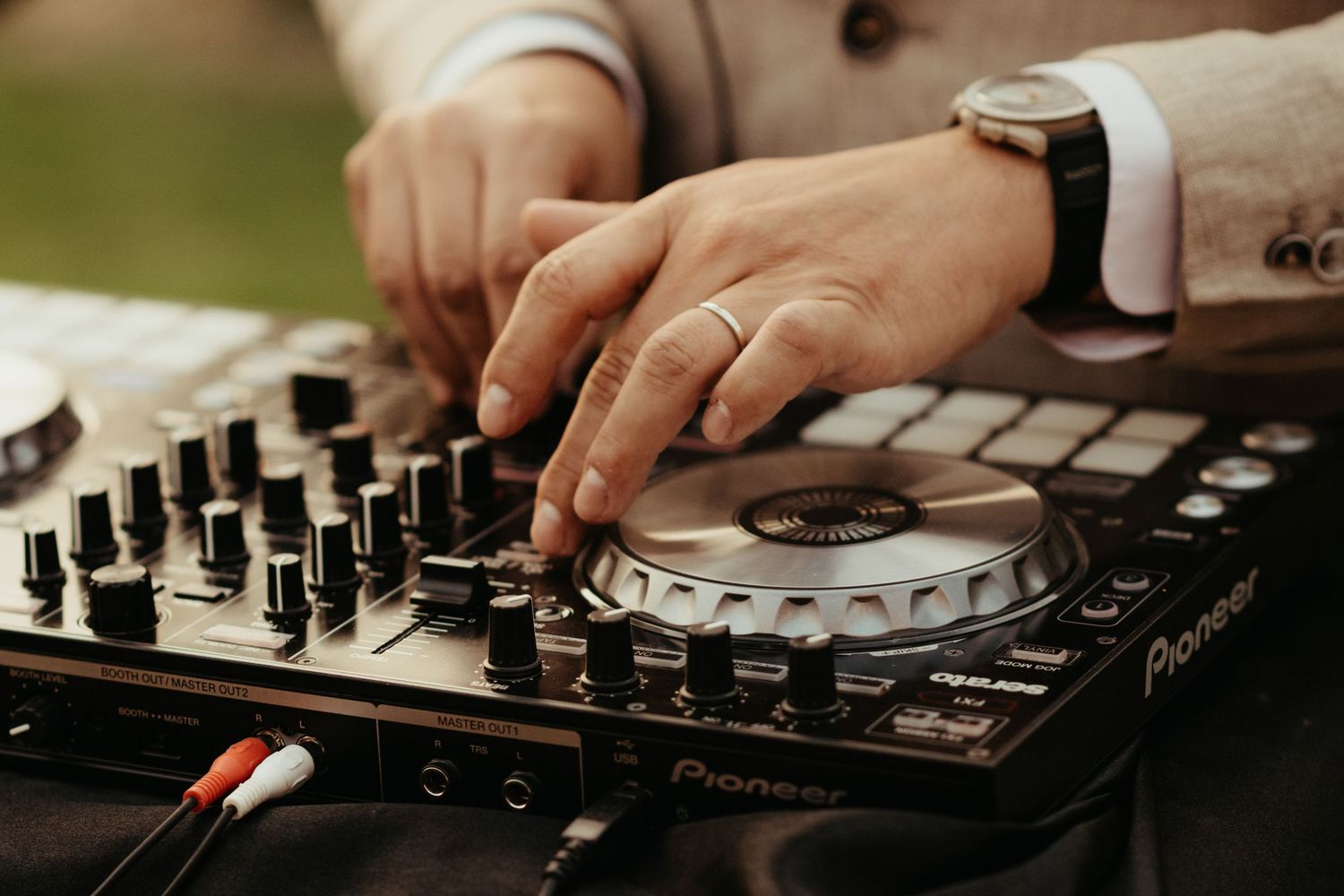 Dj , main sur les platines, pendant un reportage d'évènement familial à Toulouse