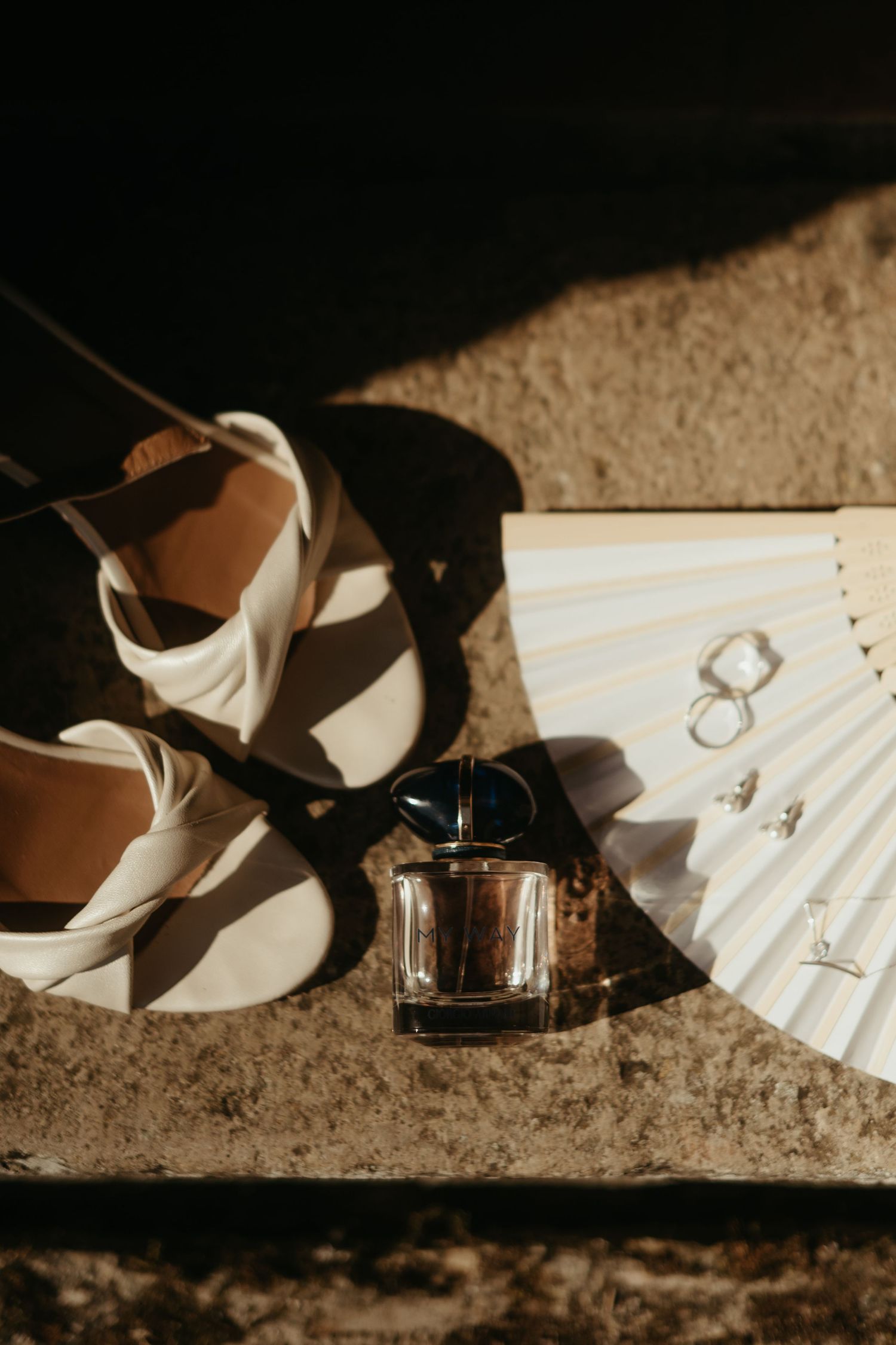 Accessoires de mariée, parfum, chaussures, bijoux et éventail dans l'Aveyron