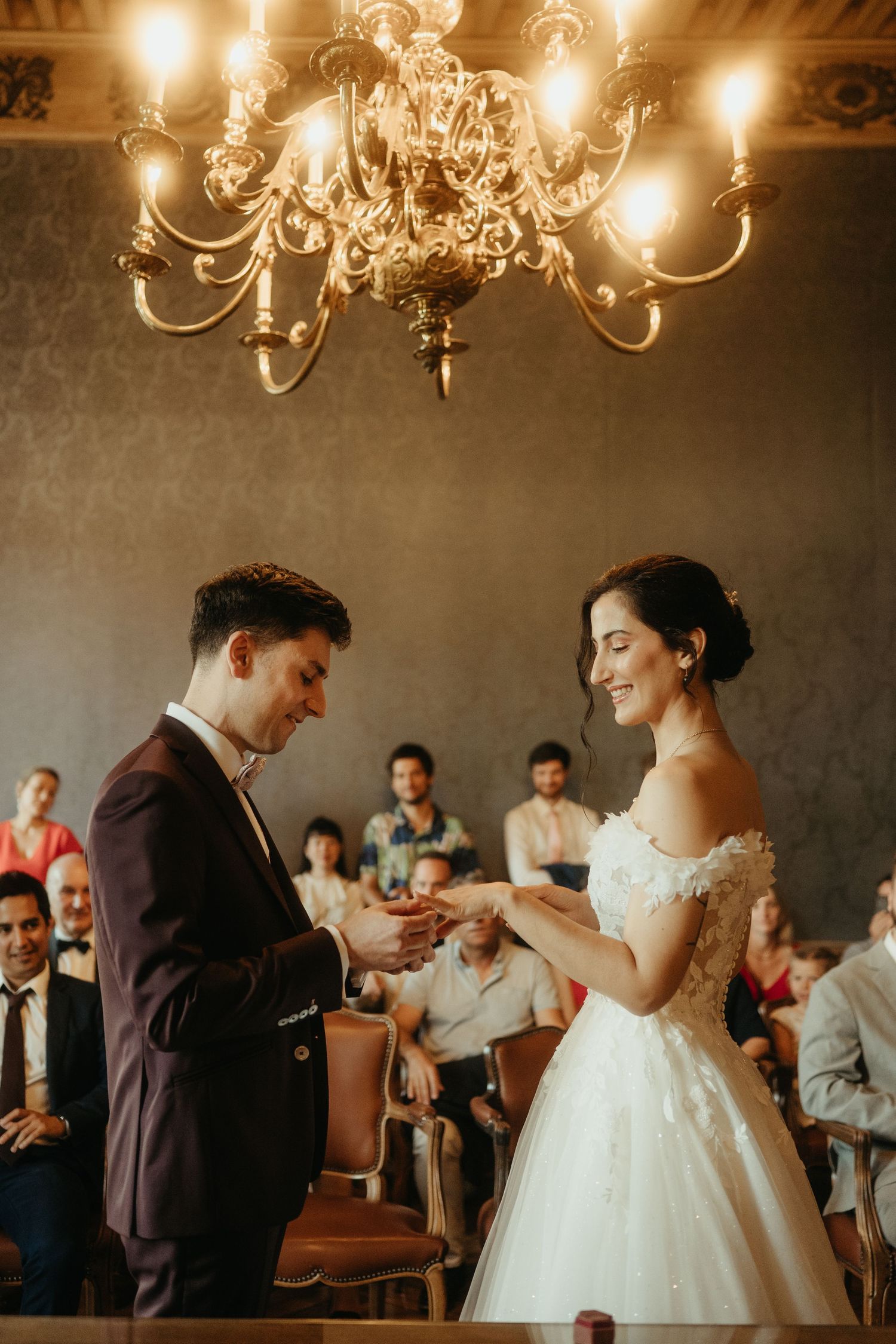 Échange des alliances teintes chaudes lors d'un mariage civil à la mairie de Castres