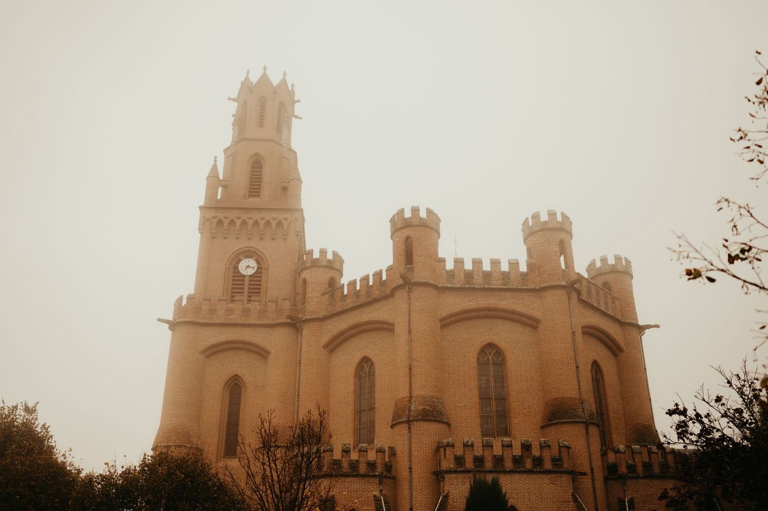Église de Notre Dame de la Drêche, dans le brouillard un matin d'automne, avec un baptême à Cagnac les Mines