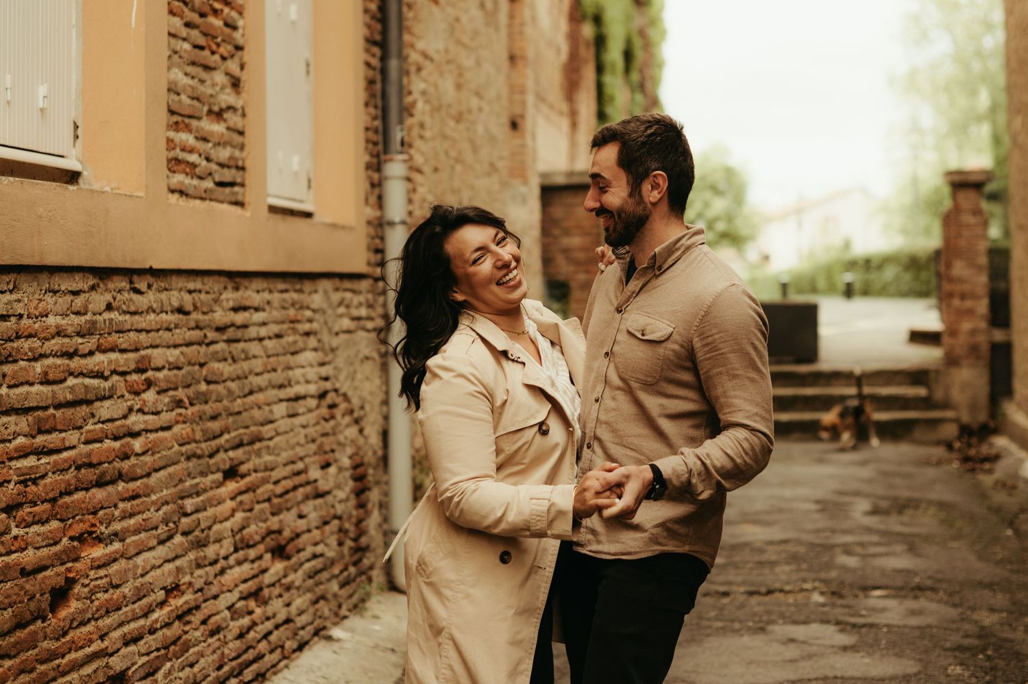 Séance couple dansant dans les rues pavées de Lavaur