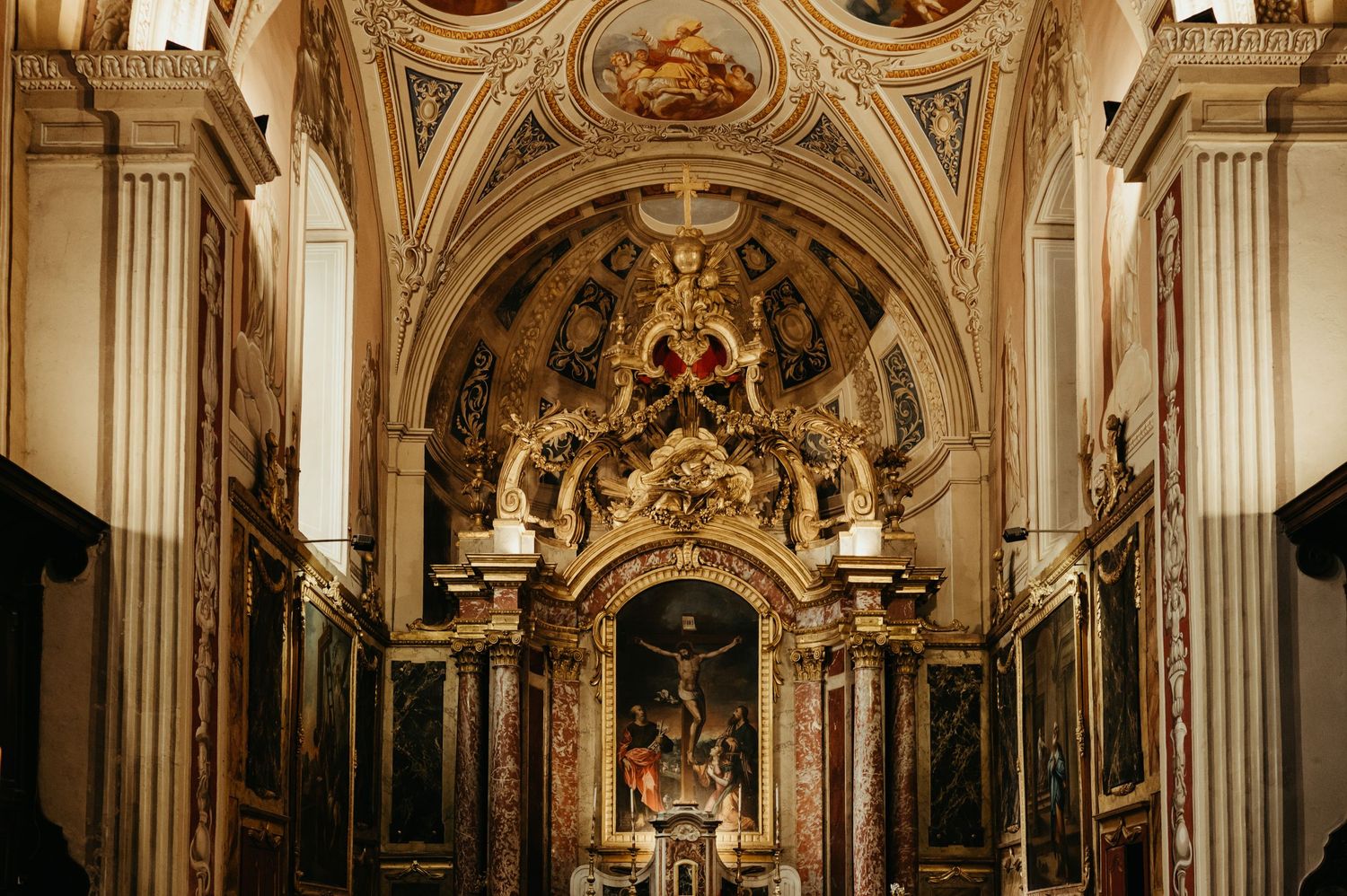 Intérieur d'église à Lautrec avec autel doré, plafond voûté et détails architecturaux baignés d'une lumière chaude, reportage baptême