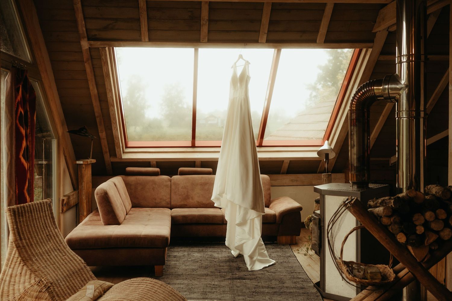 Robe de mariée suspendue dans un gîte, un jour de mariage pluvieux, près de Strasbourg