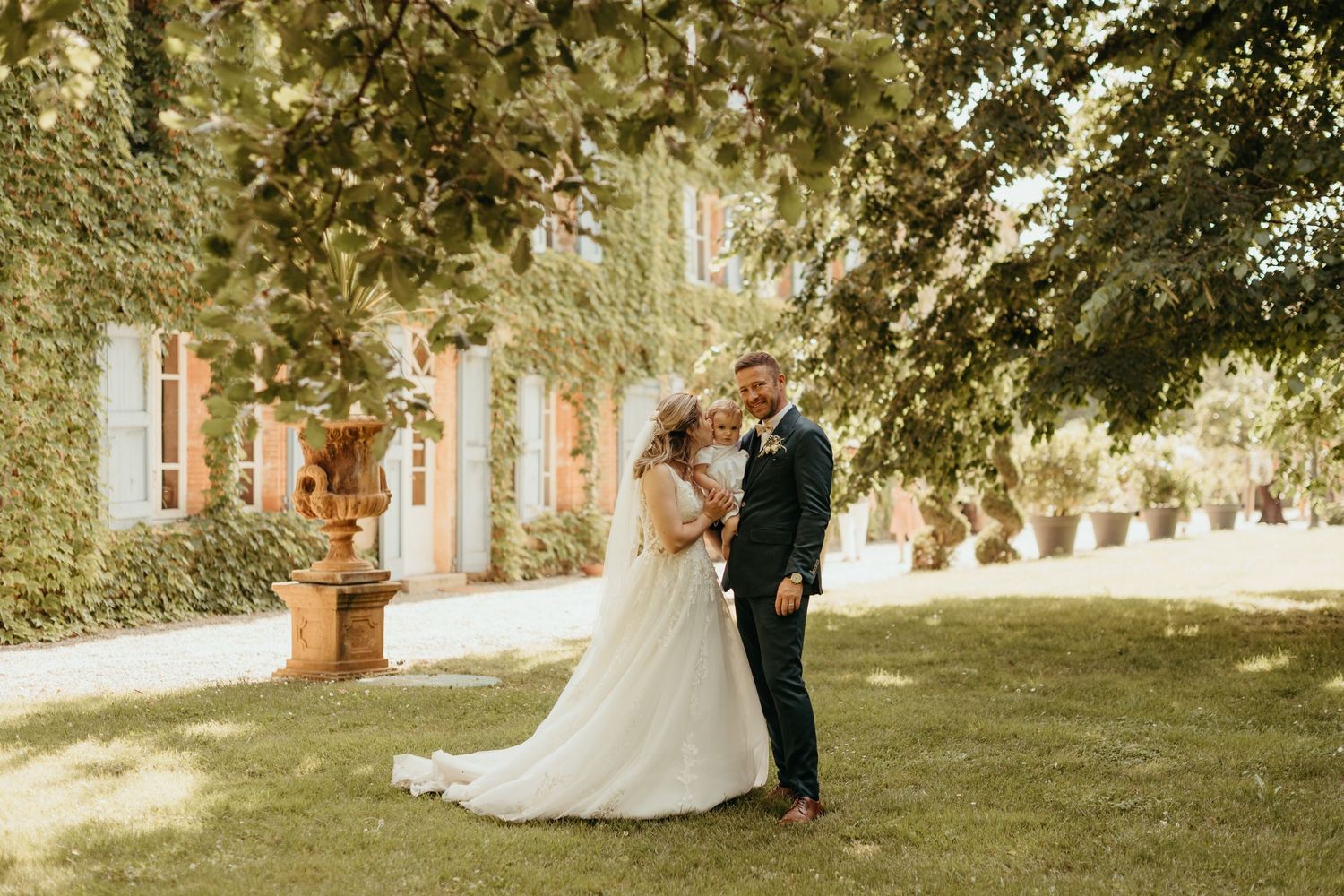 Couple de mariés et leur bébé, souriants, un jour de Mai, à Saint Sulpice la Pointe