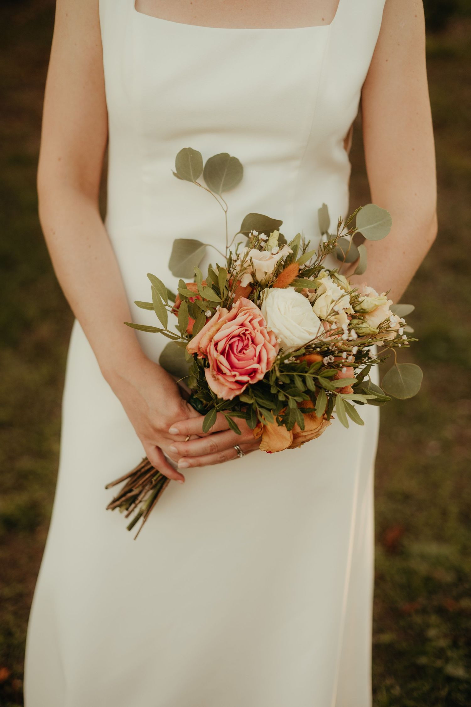 Bouquet de mariée, fleurs fraîches, tons blanc et rose avec de l'eucalyptus