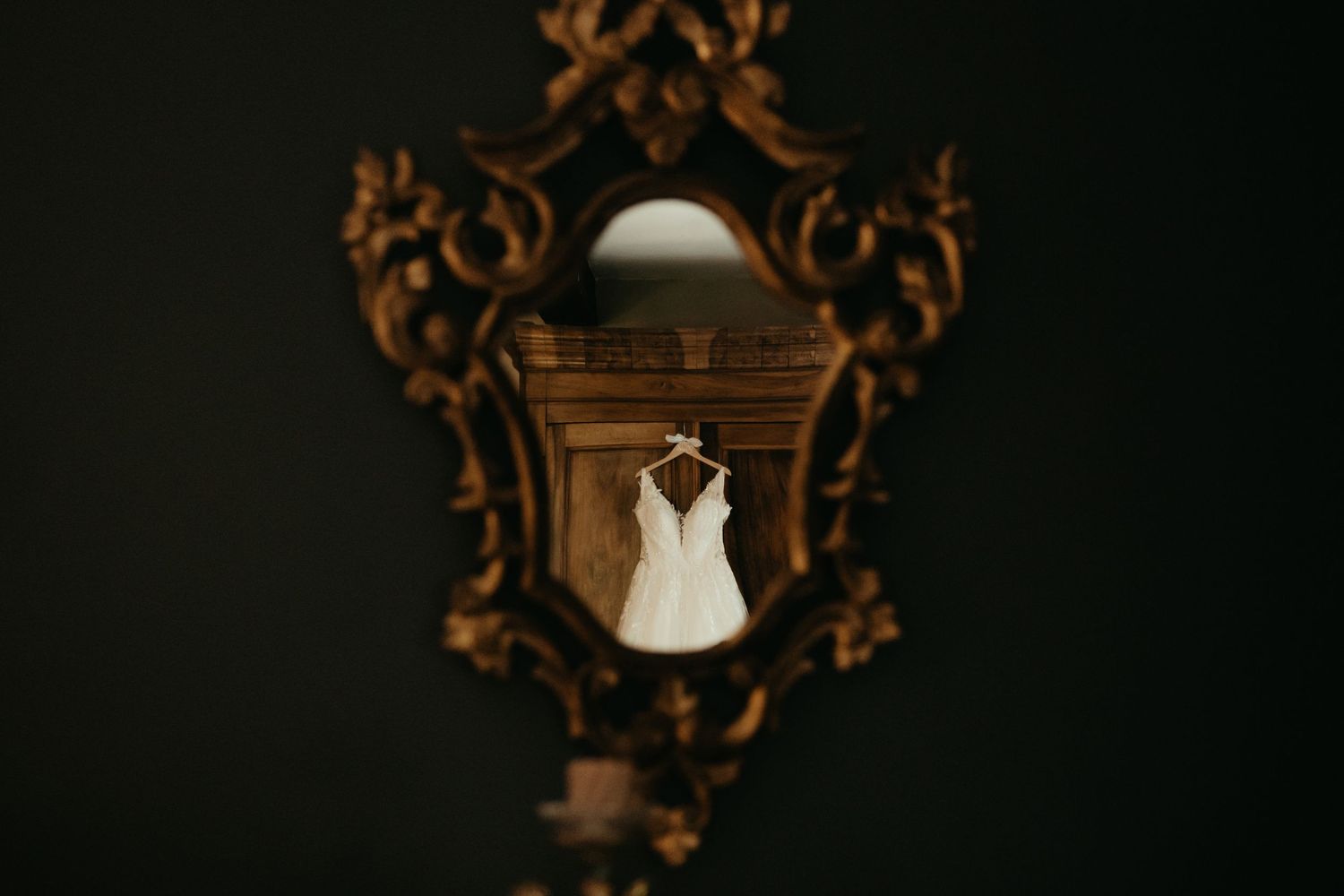 Robe de mariée, dans le reflet d'un miroir au Manoir du Thouron, à Saint Sulpice la Pointe