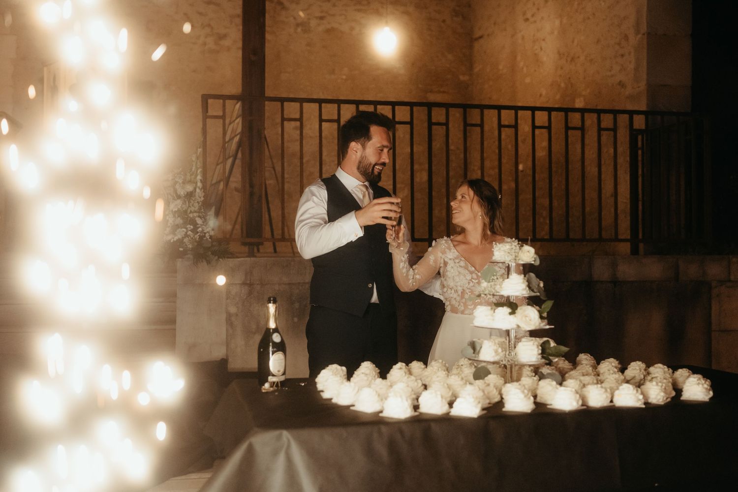 Mariés trinquant des coupes de champagne, présentant leur dessert, avec des feux d'artifice au Domaine de la Bouriette à Castres