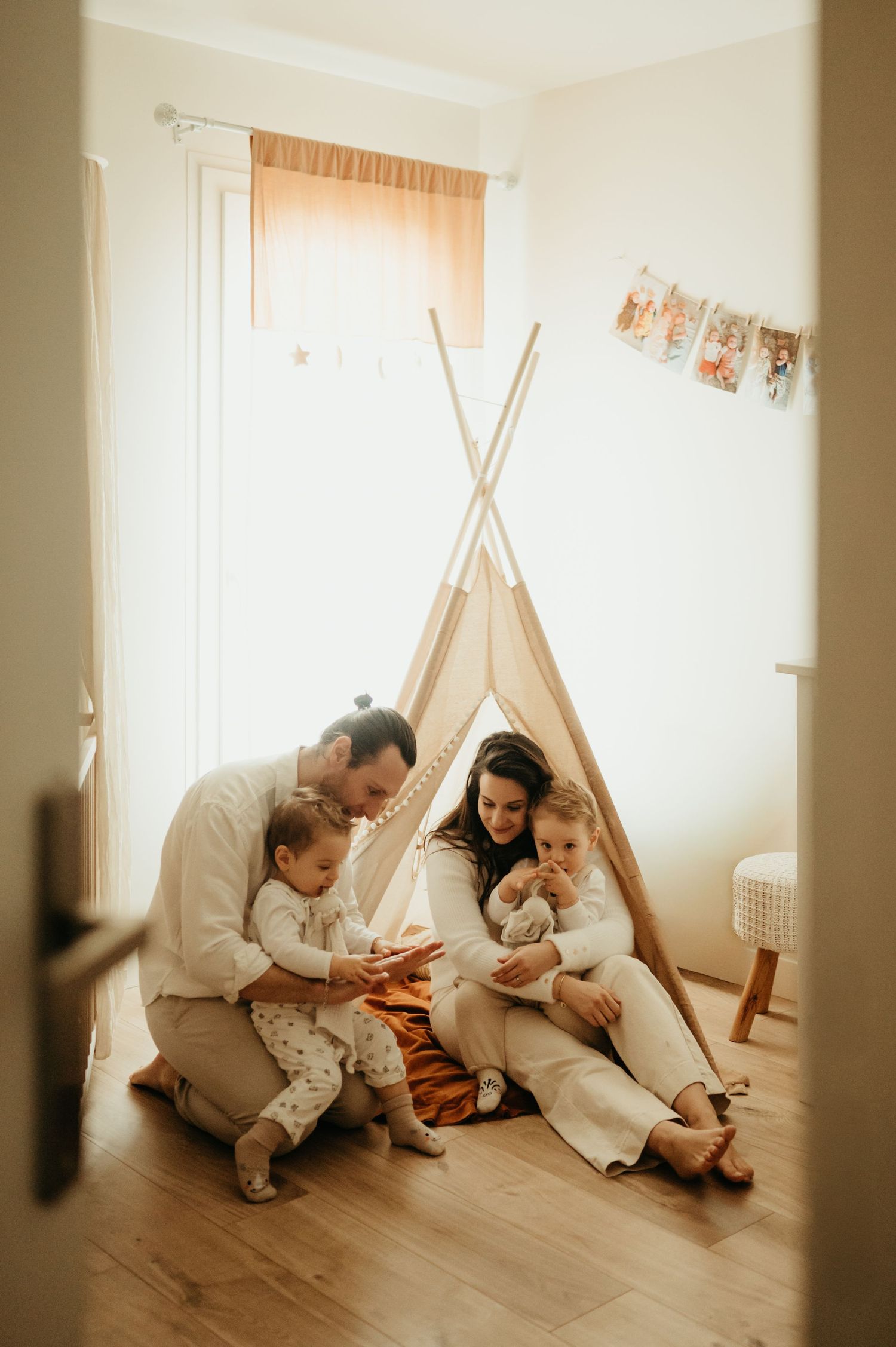 Séance famille à domicile, les parents jouant avec les enfants jumeaux à Toulouse