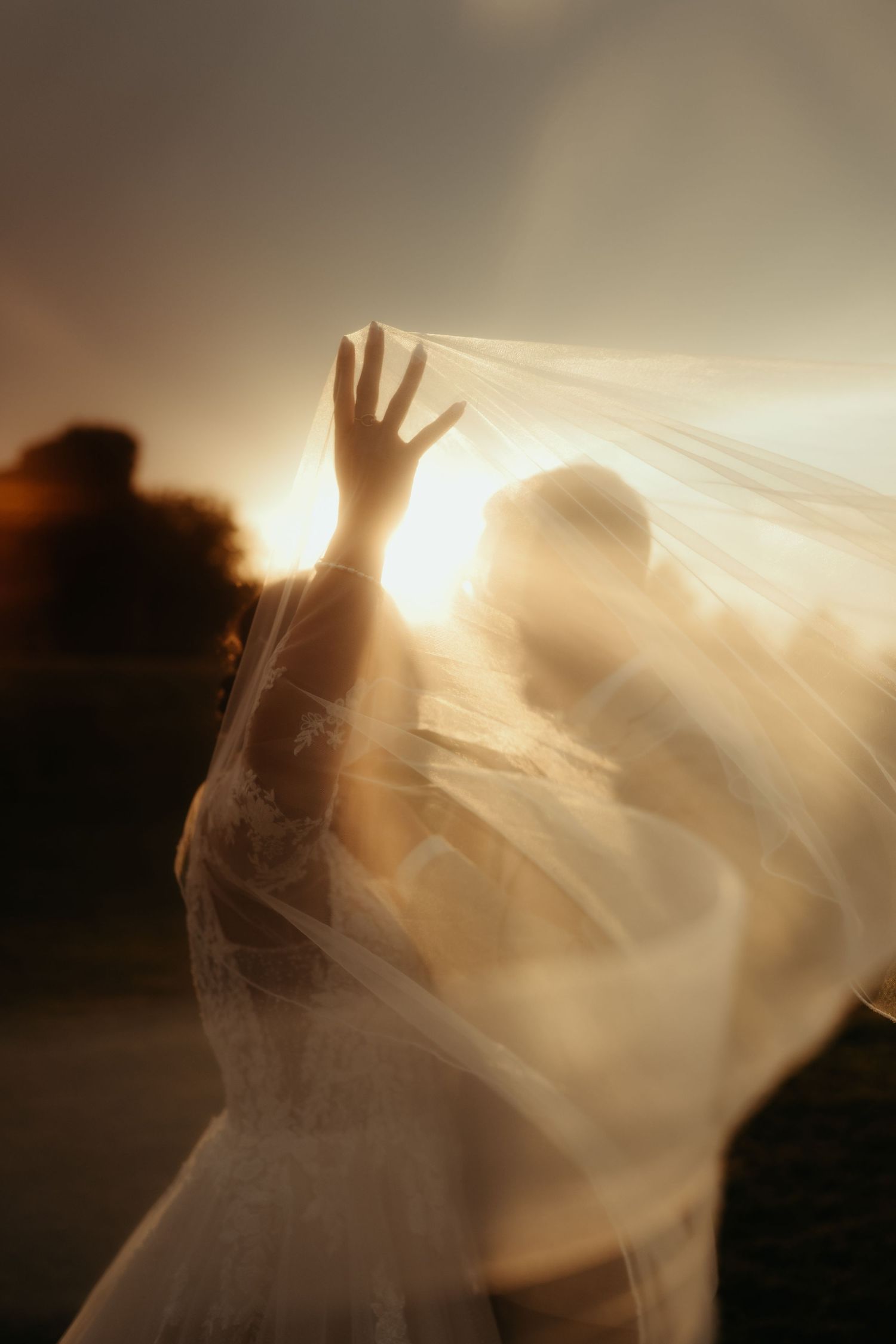Portrait de couple artistique au coucher de soleil, dans le Tarn et Garonne