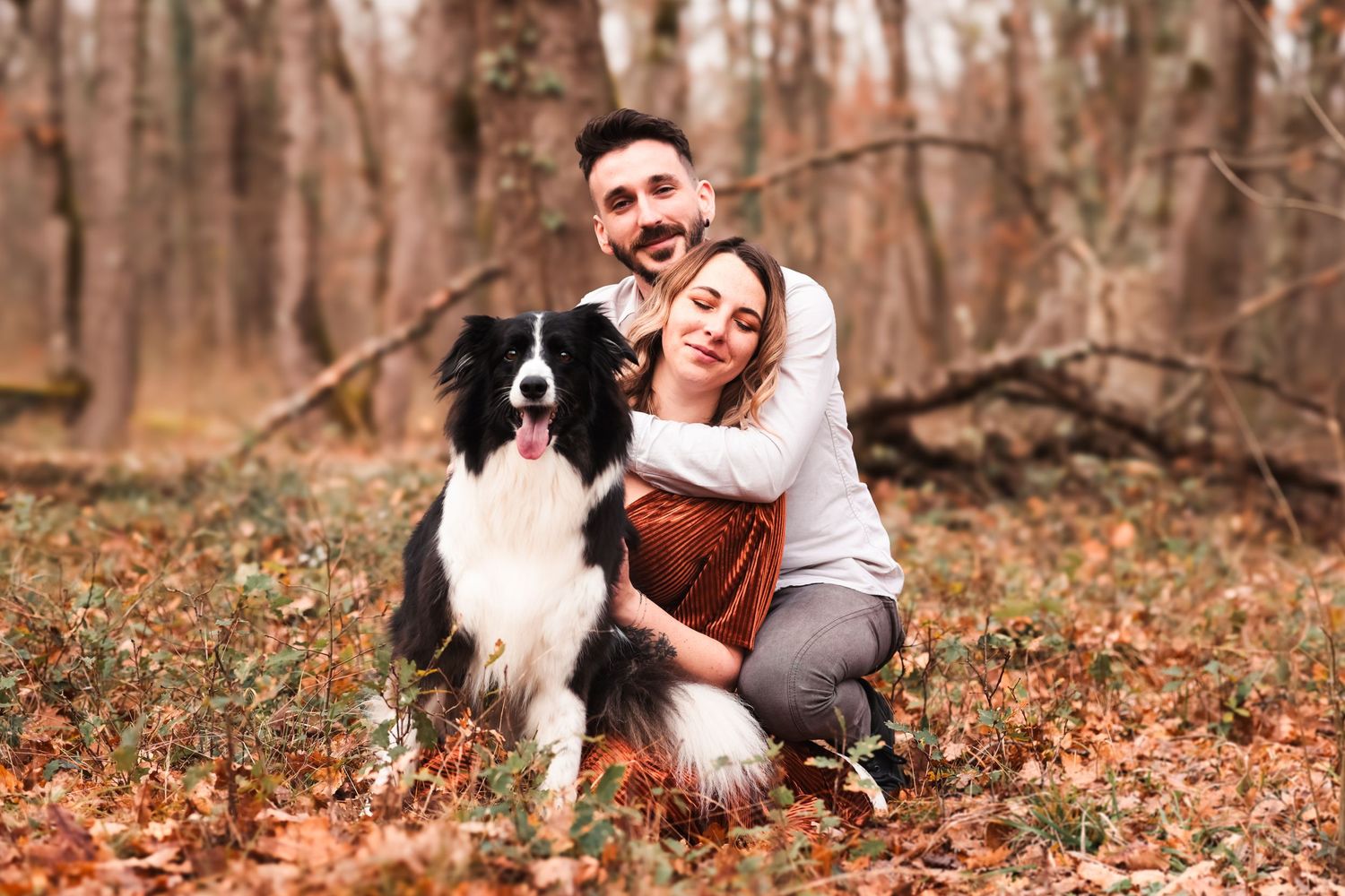 Photo de famille couple avec leur chien Border Collie, à Buzet sur Tarn en automne