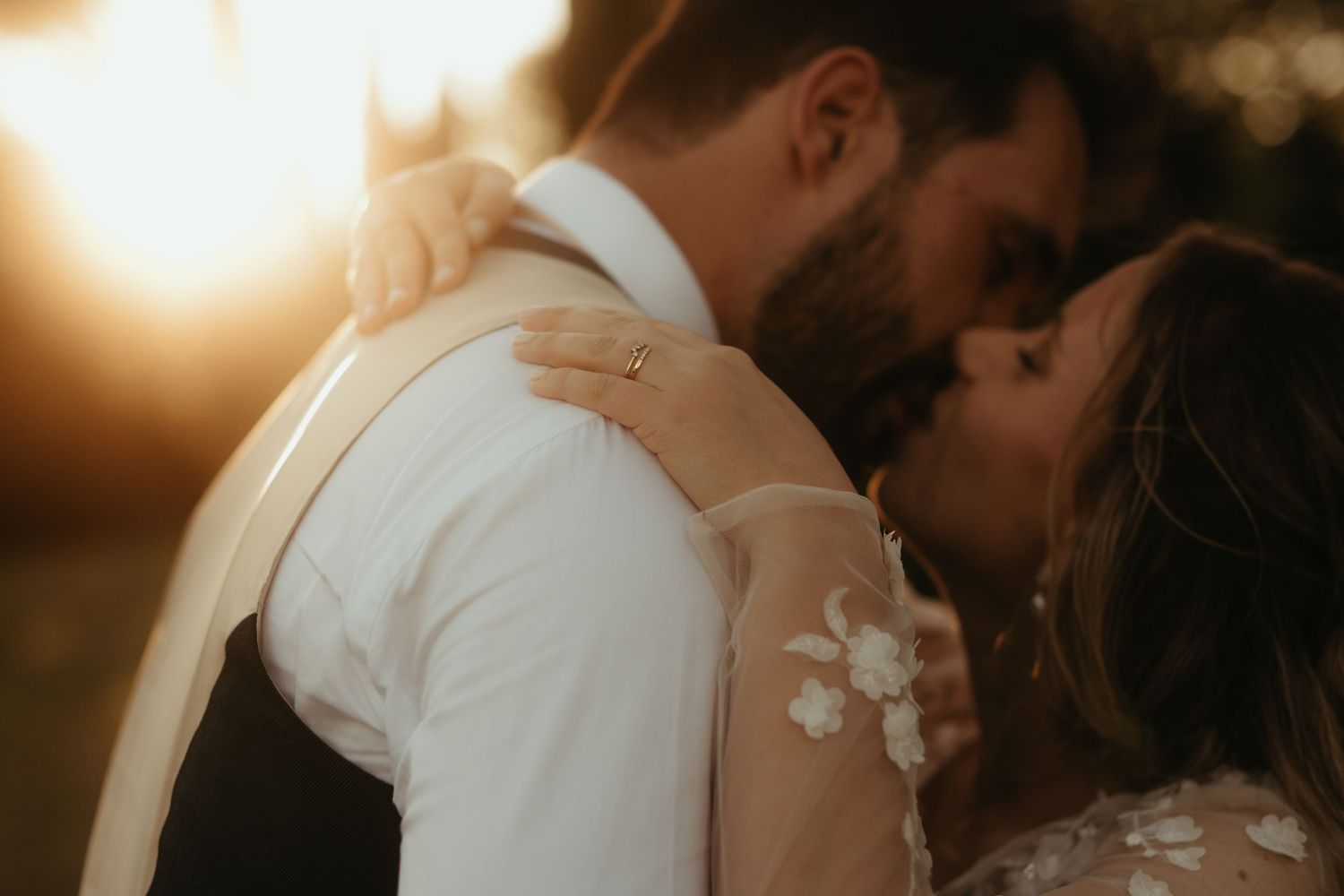 Détail de couple s'embrassant au coucher du soleil