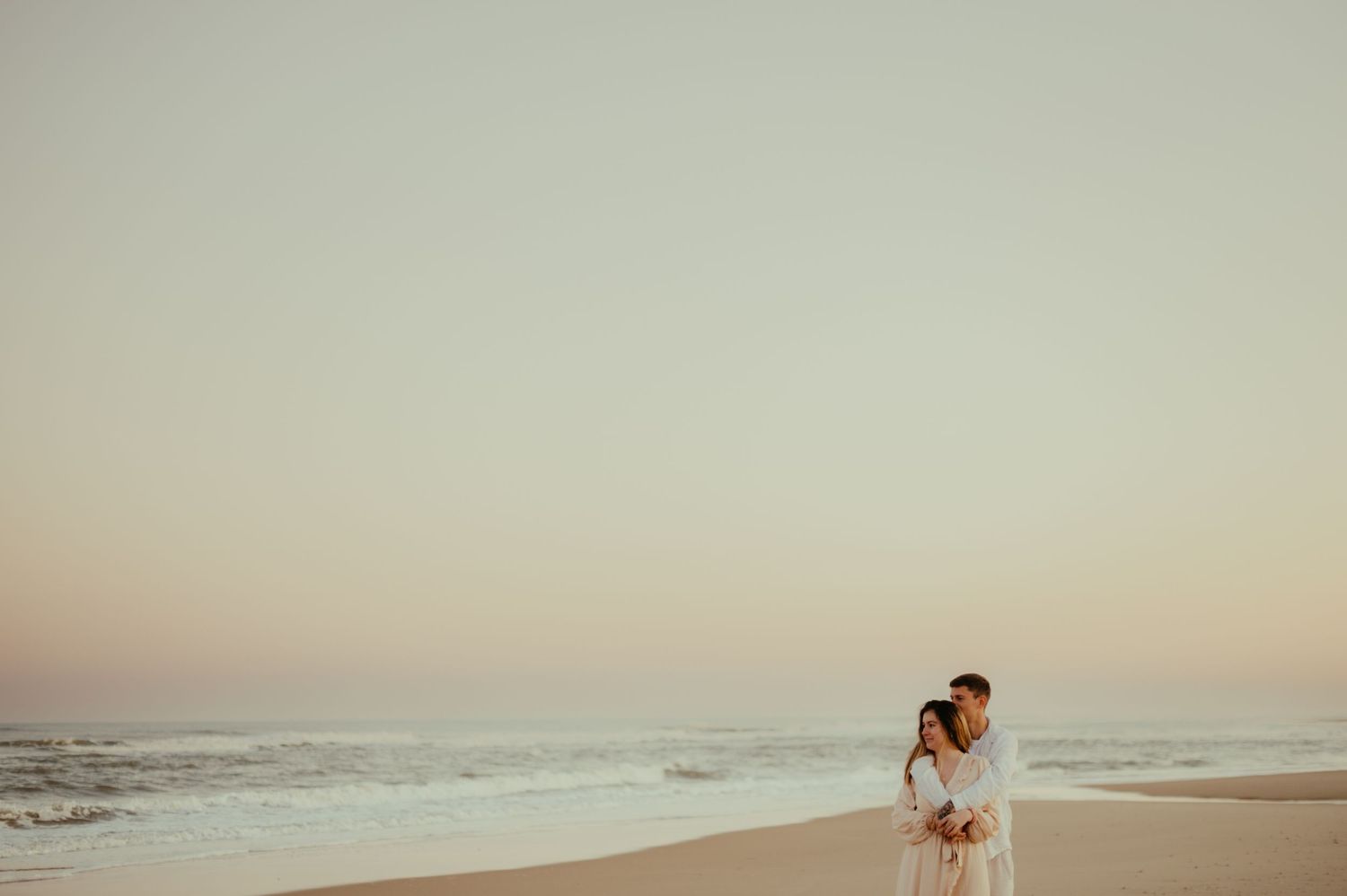 Séance couple à la plage de l'Océan, couleurs naturelles douces et pastel au lever de soleil à Lacanau
