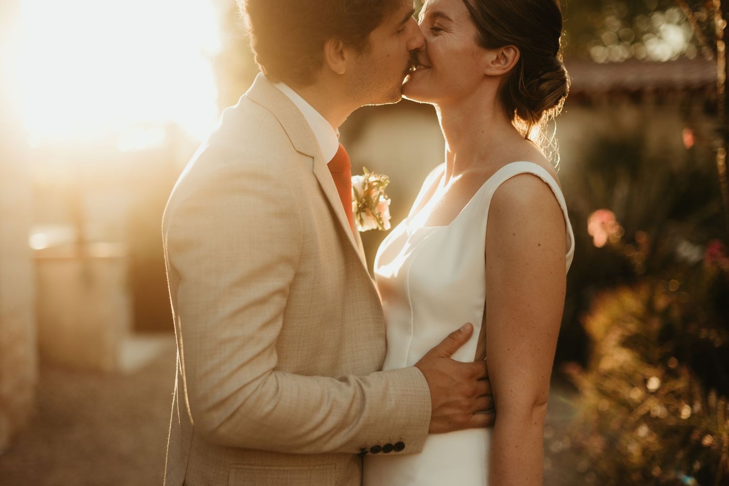 Couple de mariés au coucher du soleil au Domaine Terra Rosa à Castelnau de Lévis proche d'Albi