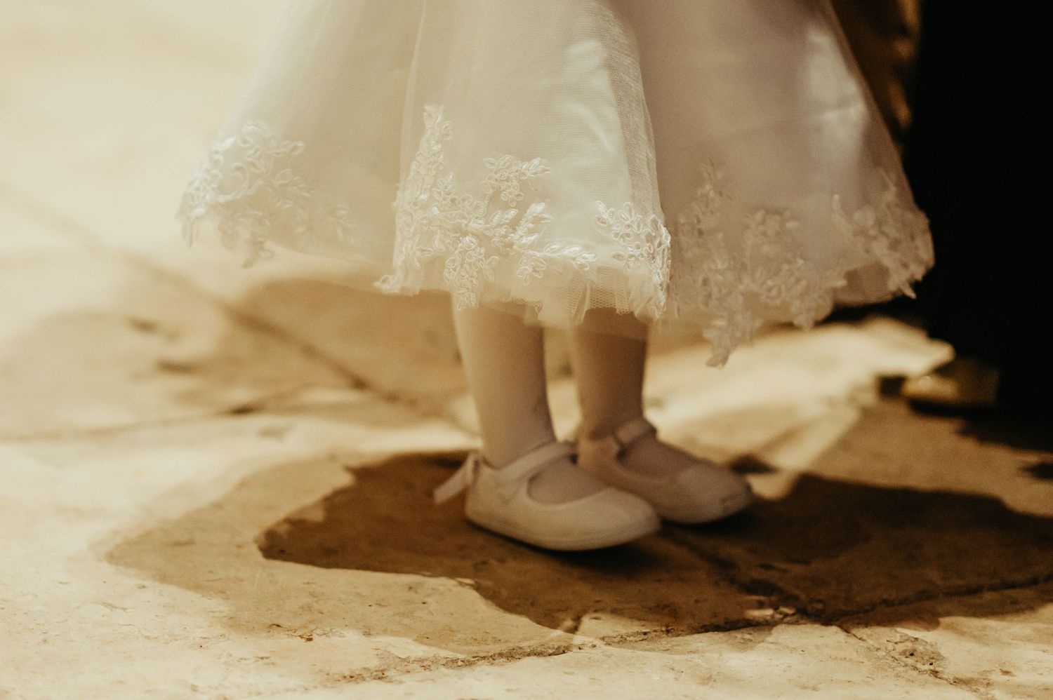 Détail de tenue de baptême d'enfant à Toulouse