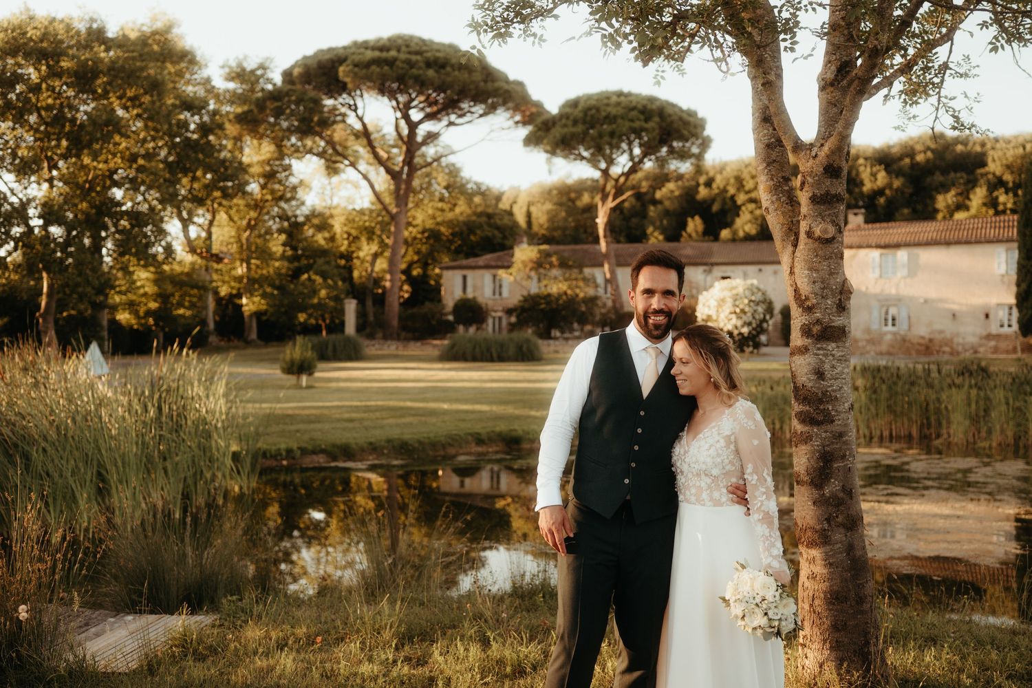 Couple posant devant un étang, à la golden hour, devant le domaine de la Bouriette à Castres