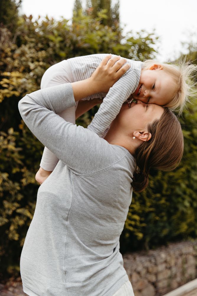 Mama kuschelt mit ihrer Tochter, fotografiert bei einem Familien-Fotoshooting im Reportage-Stil in Offenburg