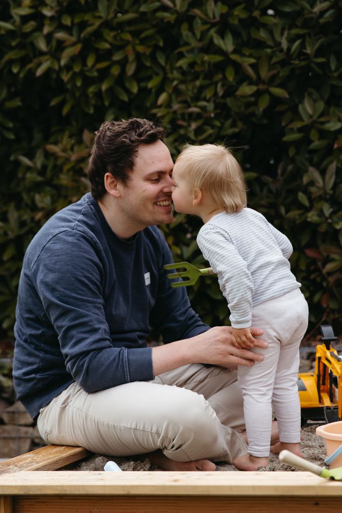 Tochter und Vater näseln während eines Familien-Fotoshootings in dokumentarischem Stil