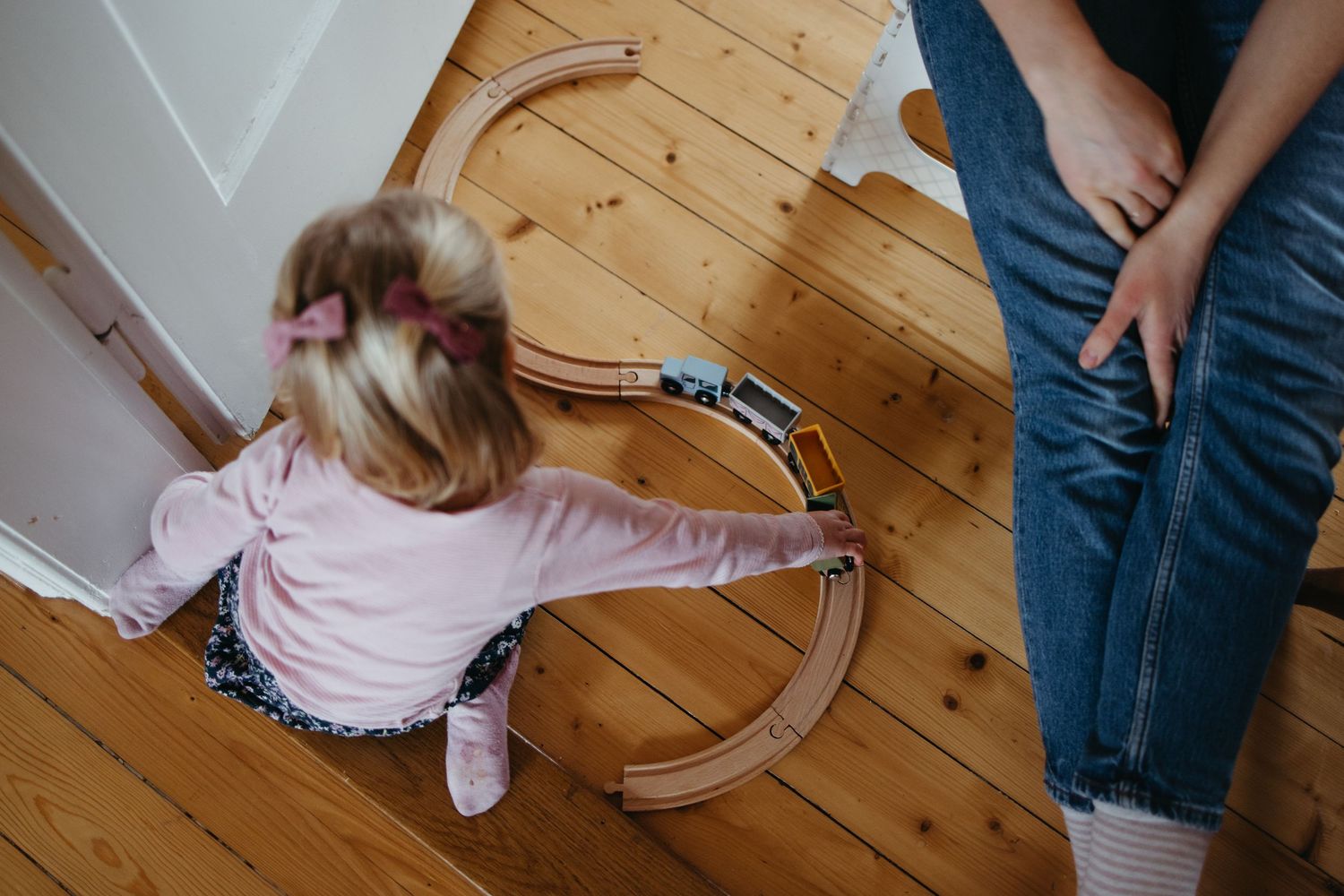 Spielzeit mit Brio-Bahn zwischen Tür und Angel während eines Familienfotoshootings. Shootings in der Ortenau