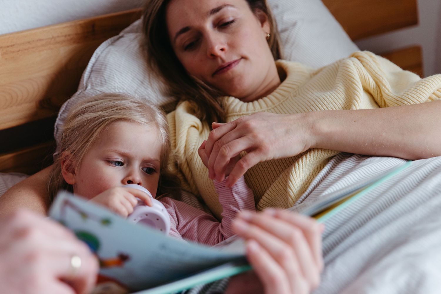 Vorlesen während eines Familienfotoshootings. Shootings in der Ortenau