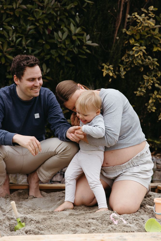Familienreportage Offenburg, Eltern mit Kind im Sandkasten