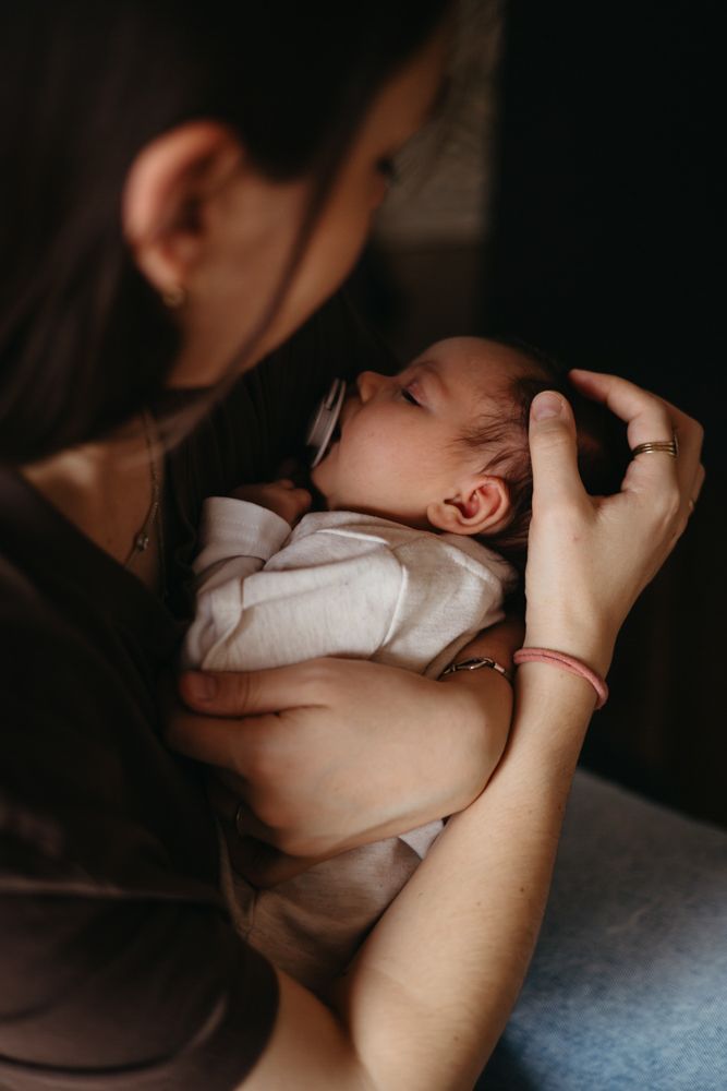 Mama und Neugeborenes bei einem Wochenbettshooting in Offenburg