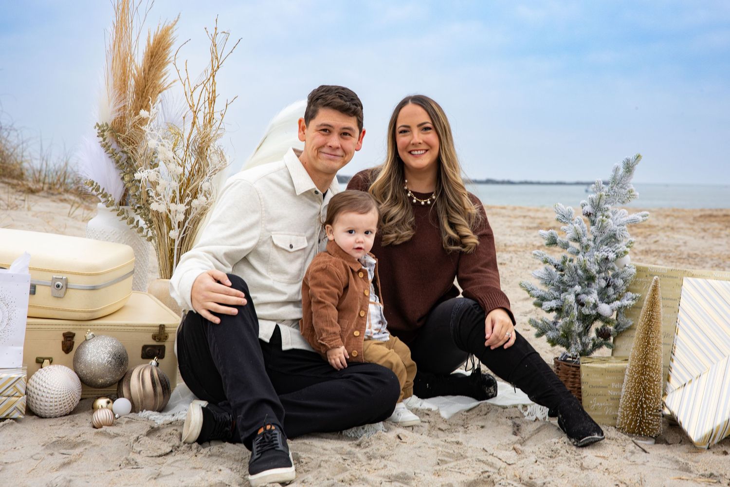 Winter outdoor photo session with couple sitting in snowy landscape.