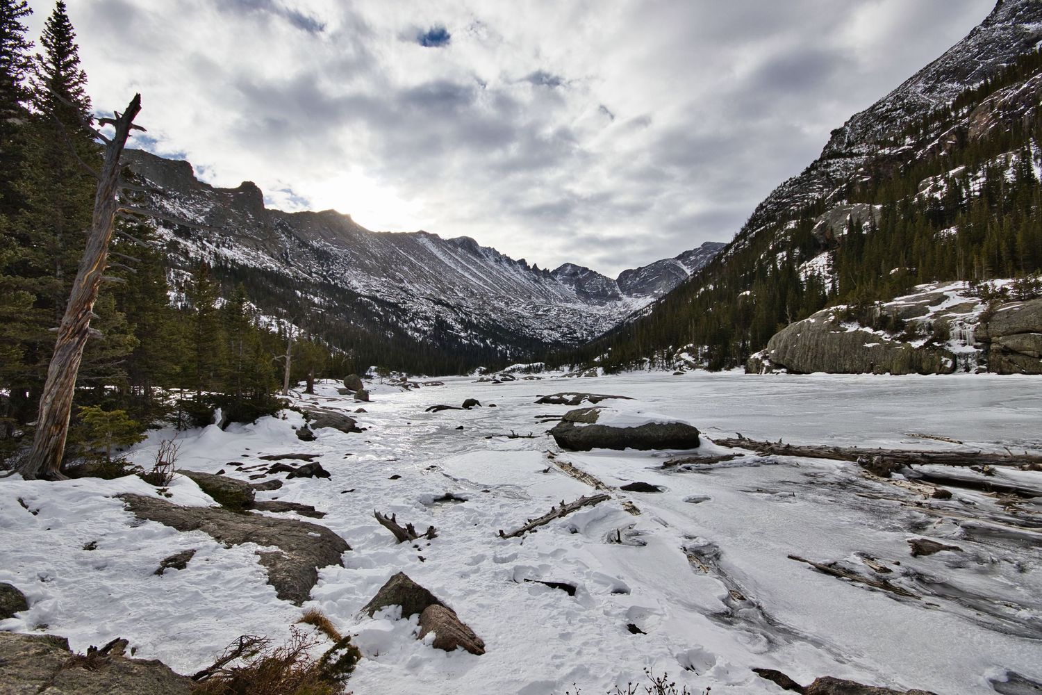 Mills Lake frozen over during winter. Pixcapades | The Rocky Mountain Proposal Photographer