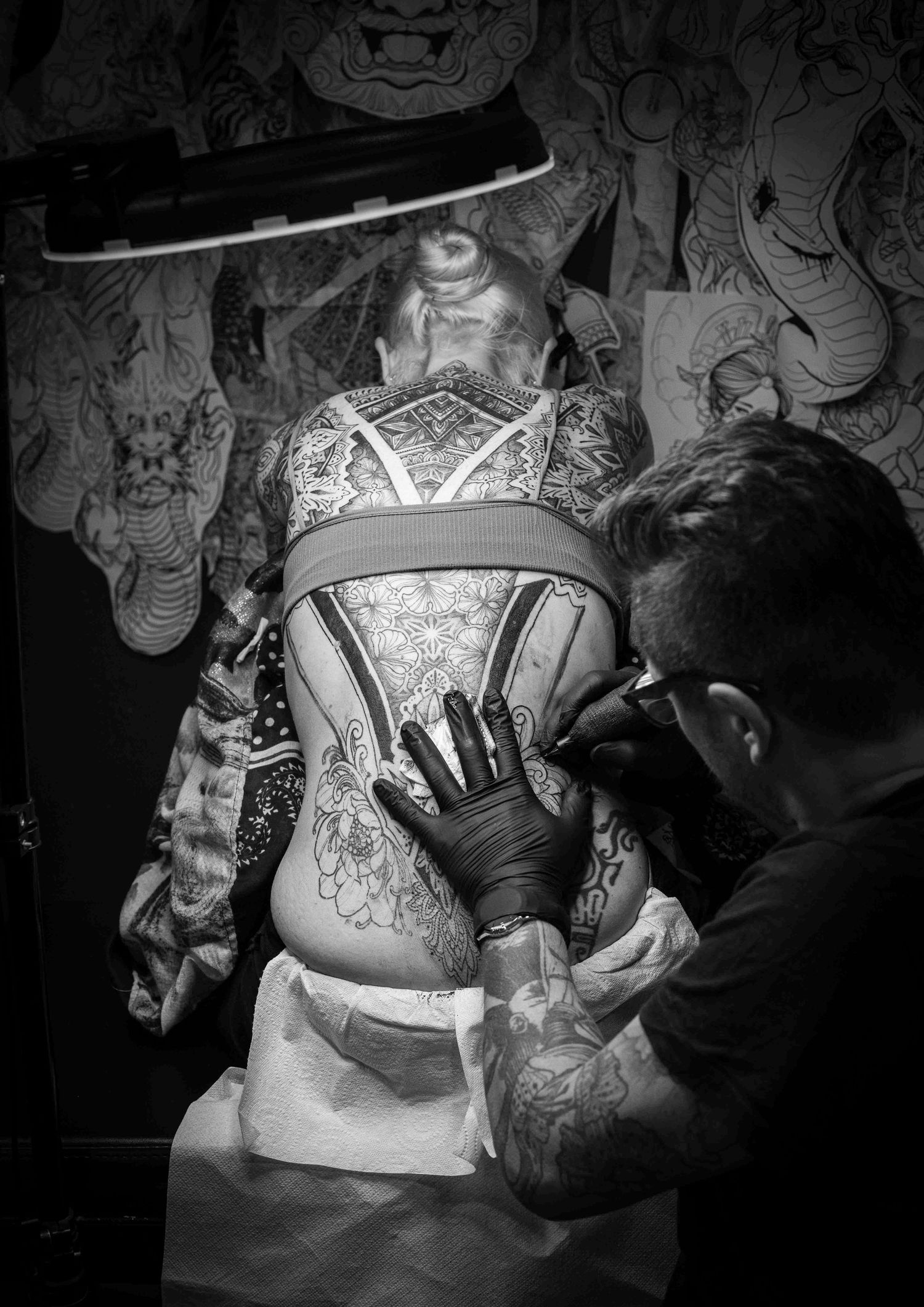 tattoo du dos de babette par william photographié par Niki Studio photographe à Marseille