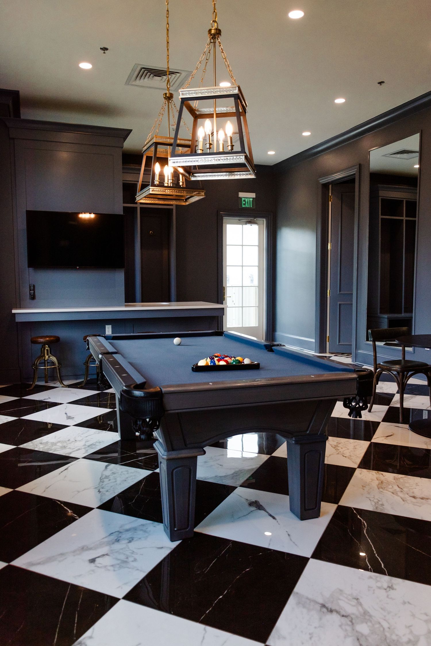 A pool table in a groomsuite at a wedding venue