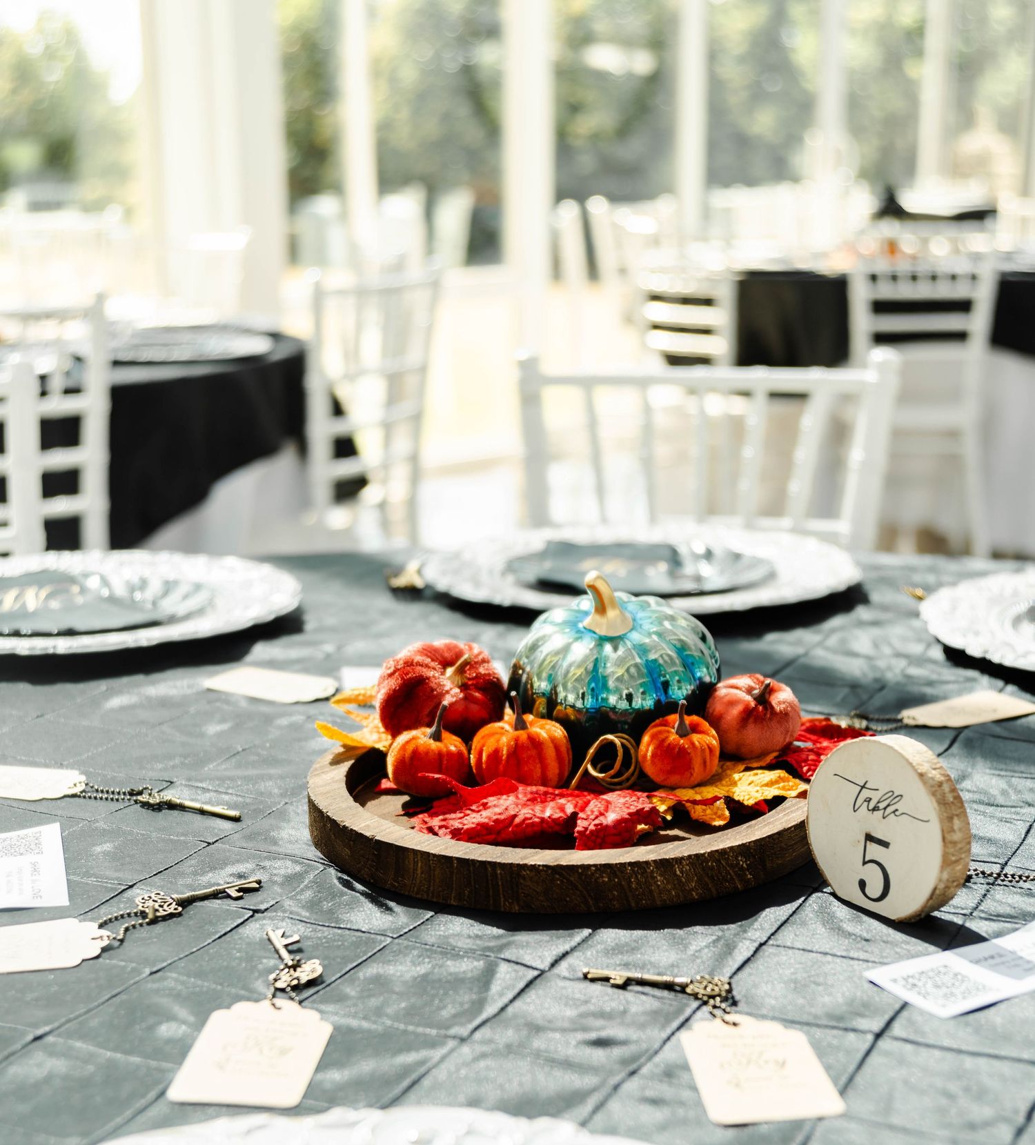 Centerpiece with pumpkins and wood on a table