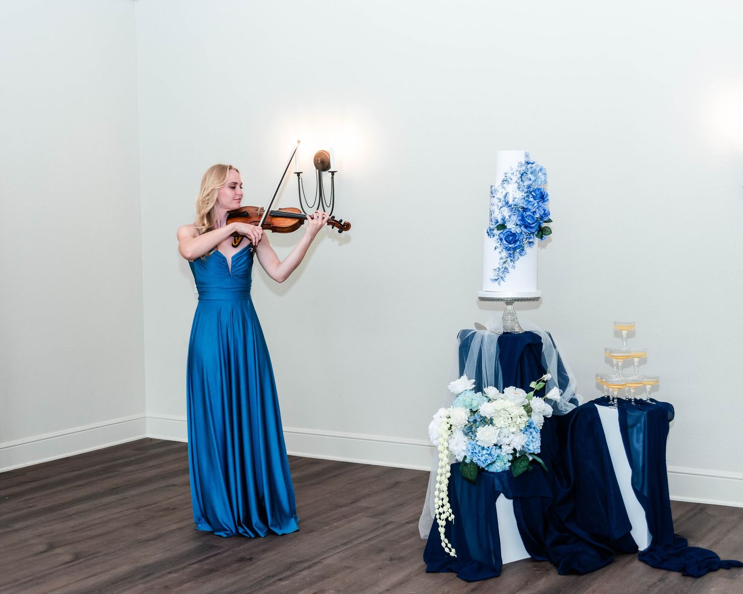 violinist at cake table