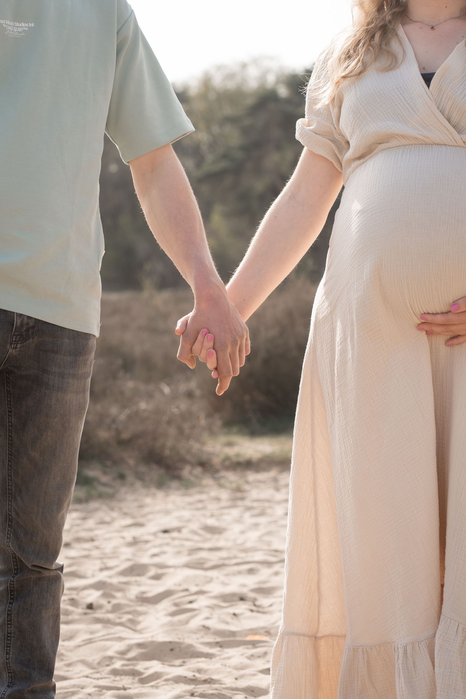 close up natural maternity photos