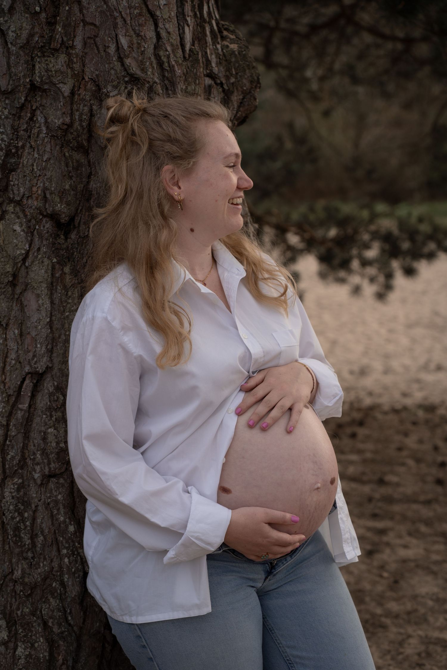 expecting mother photoshoot relaxed
