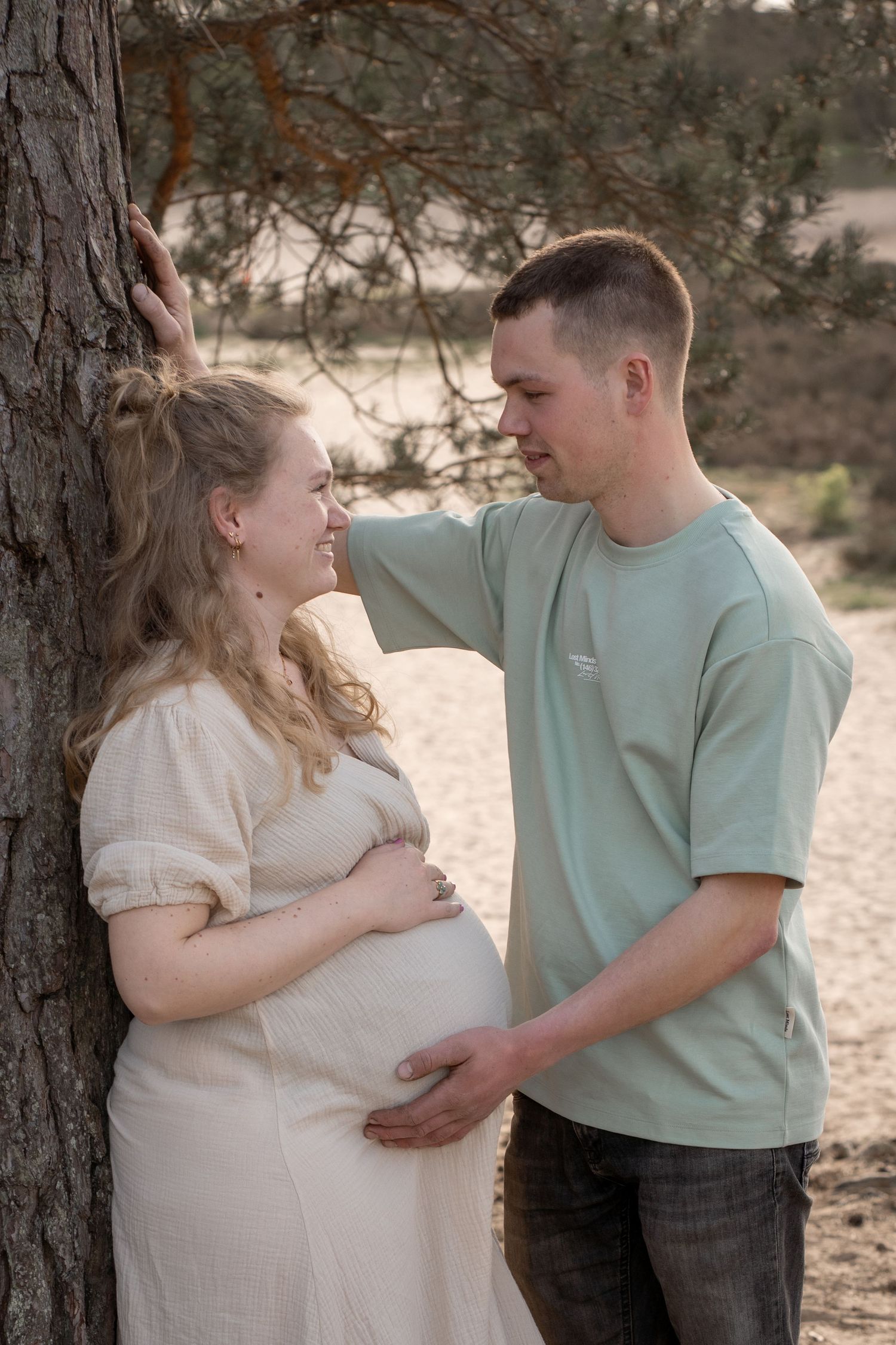 intimate maternity session outdoor