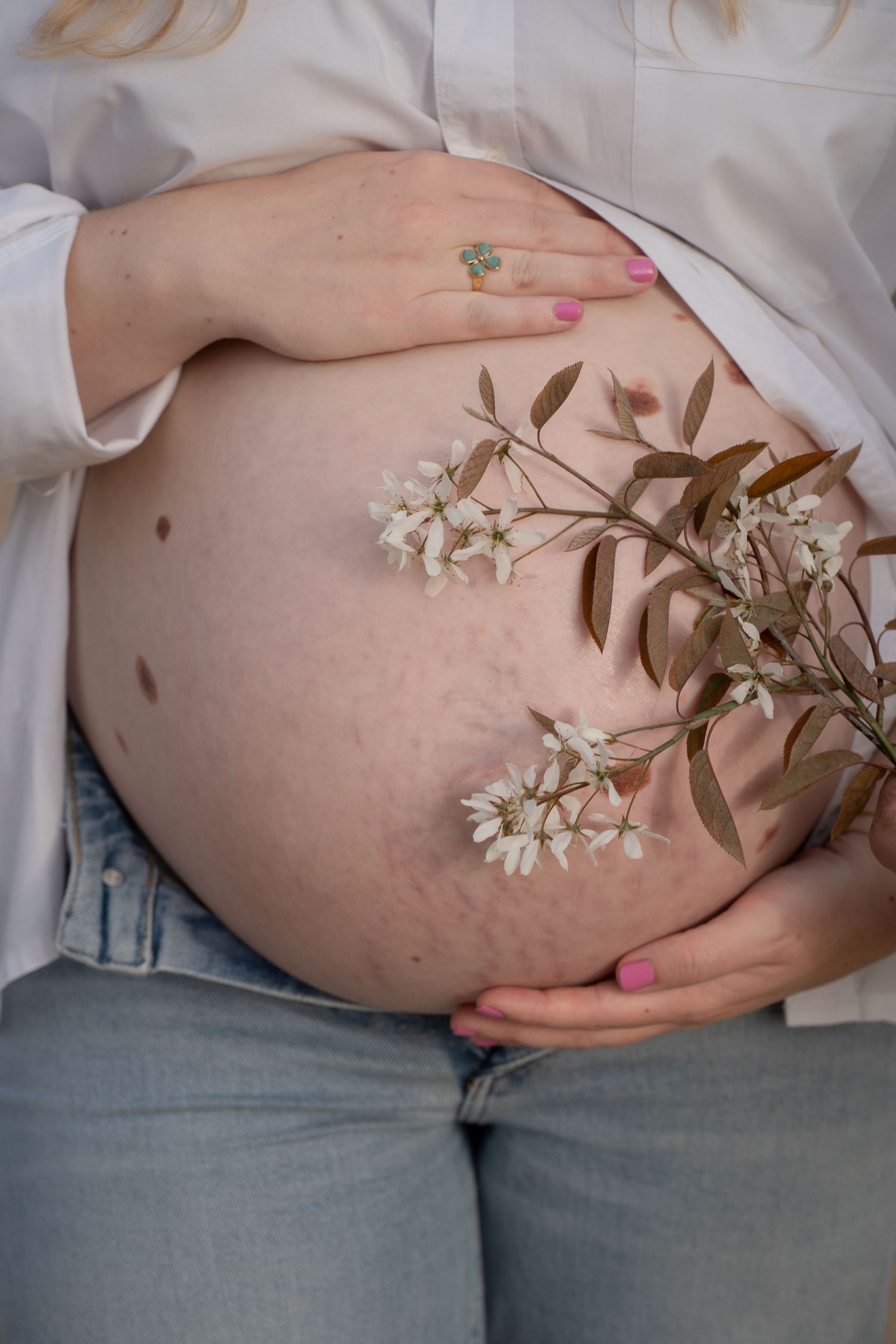 detail maternity session soft light outdoor