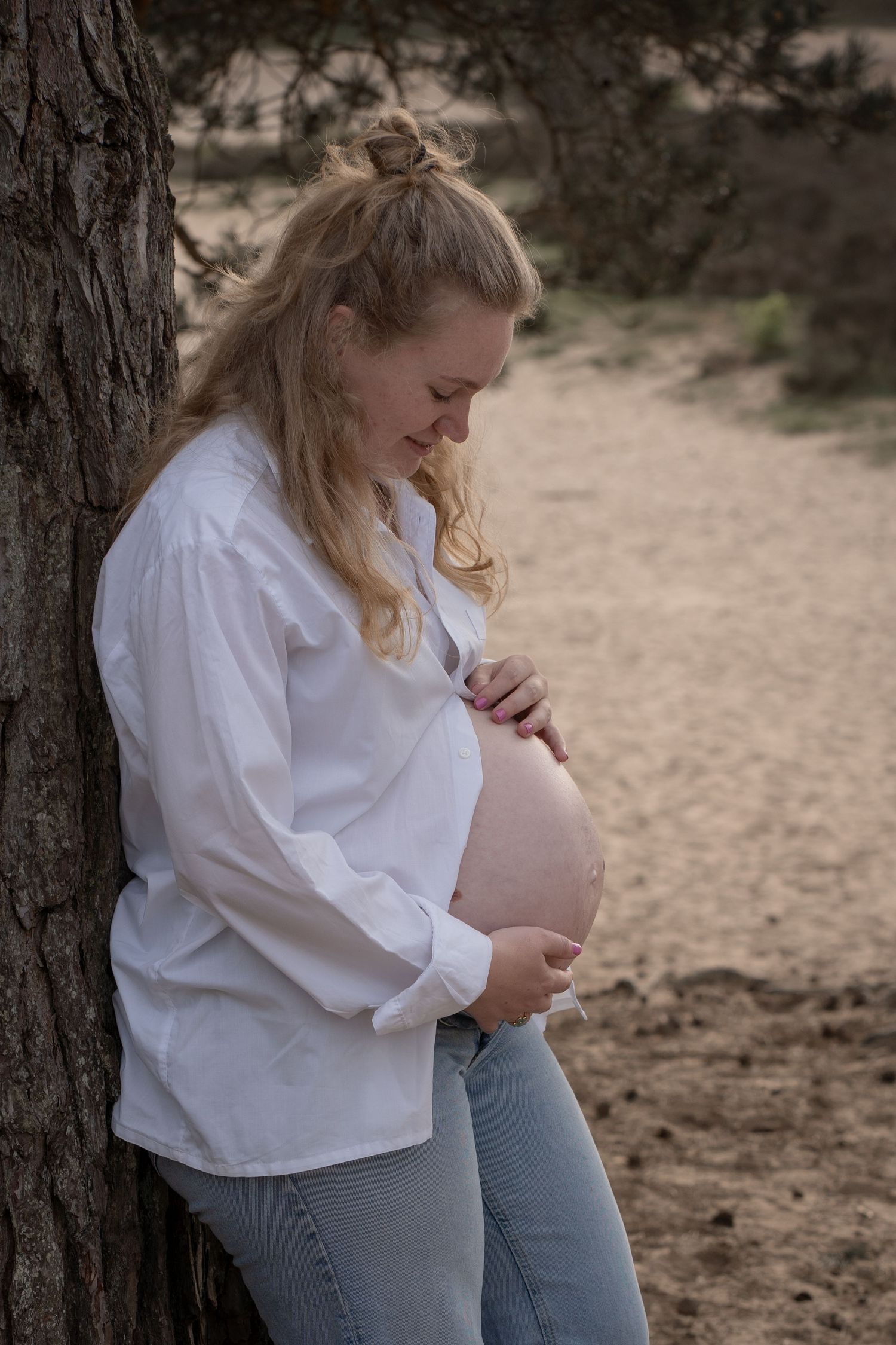 maternity session soft light outdoor