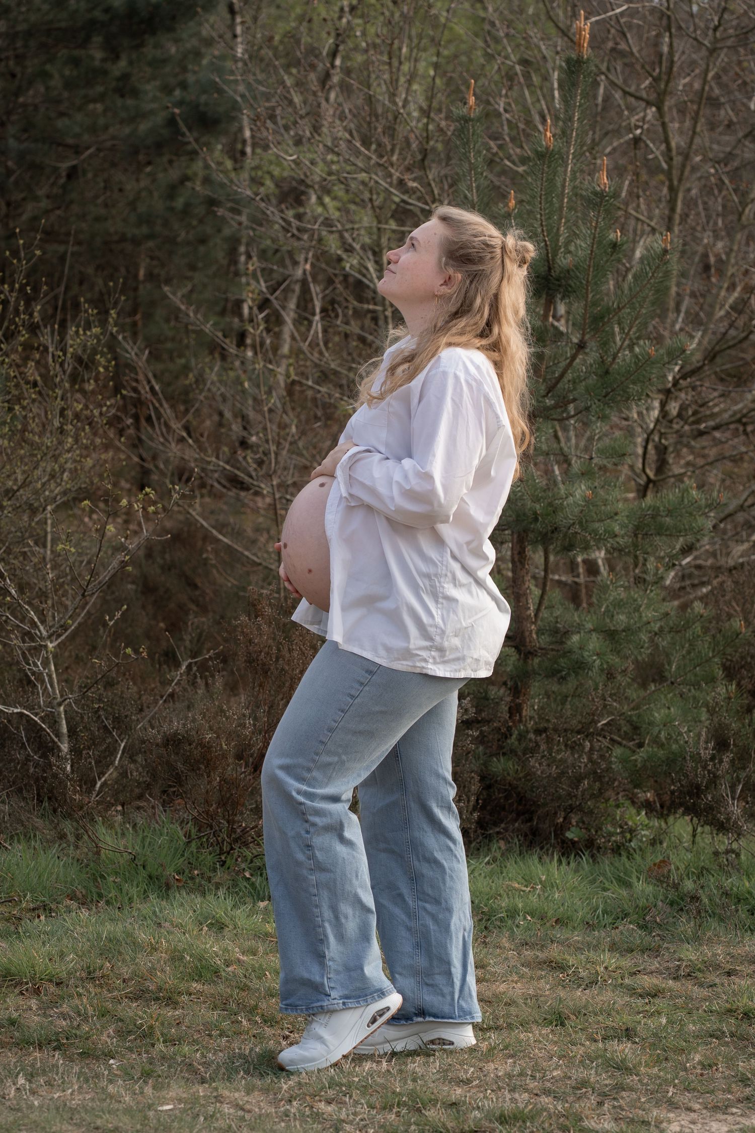 pregnancy shoot nature setting