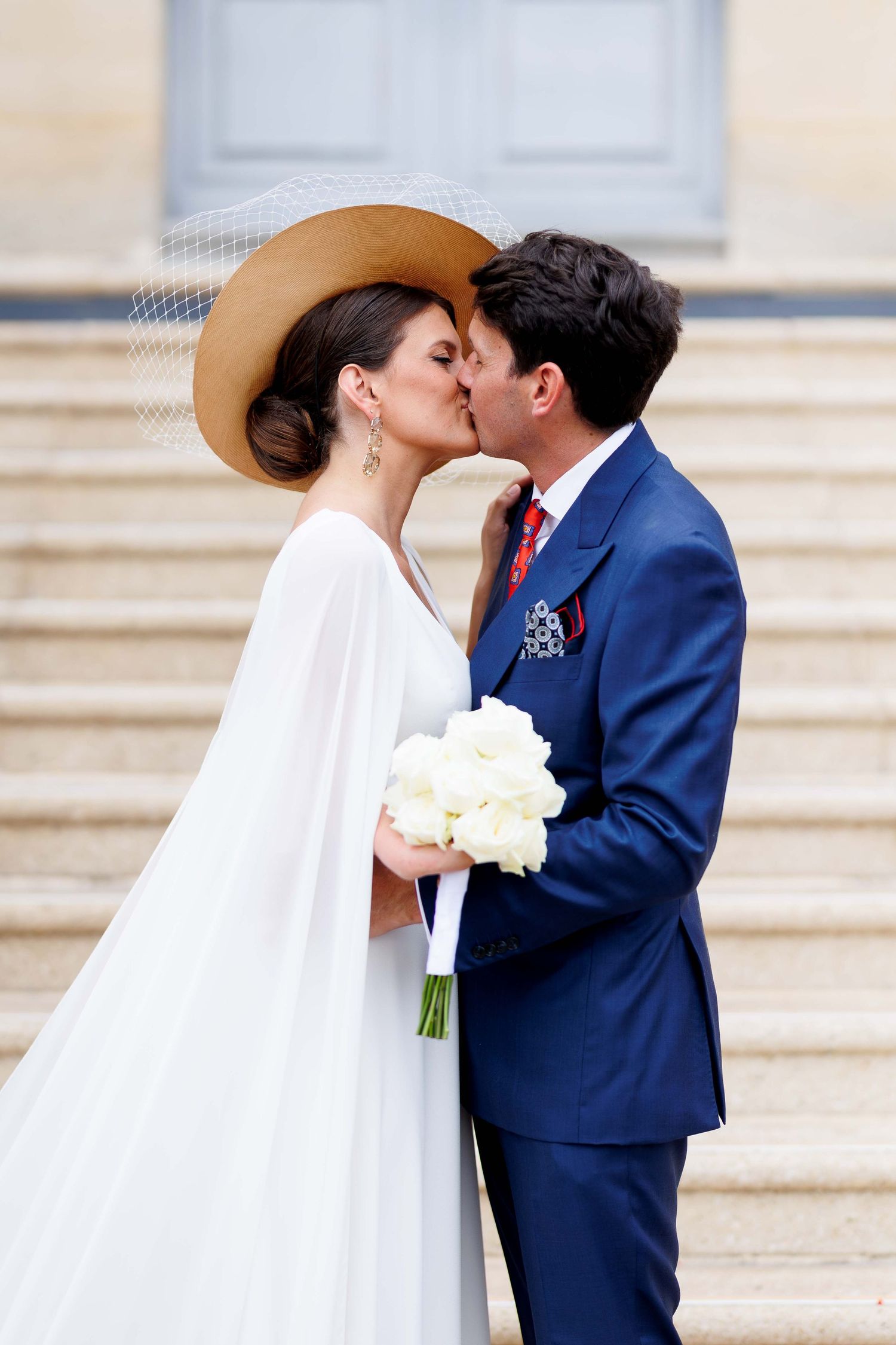 Baiser des mariés – photographie authentique - Photographe mariage éditorial Normandie