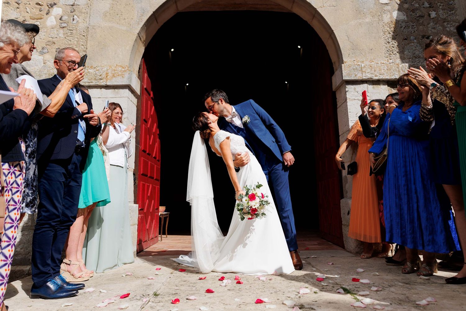 Baiser des mariés – photographie authentique Manoir de Corny