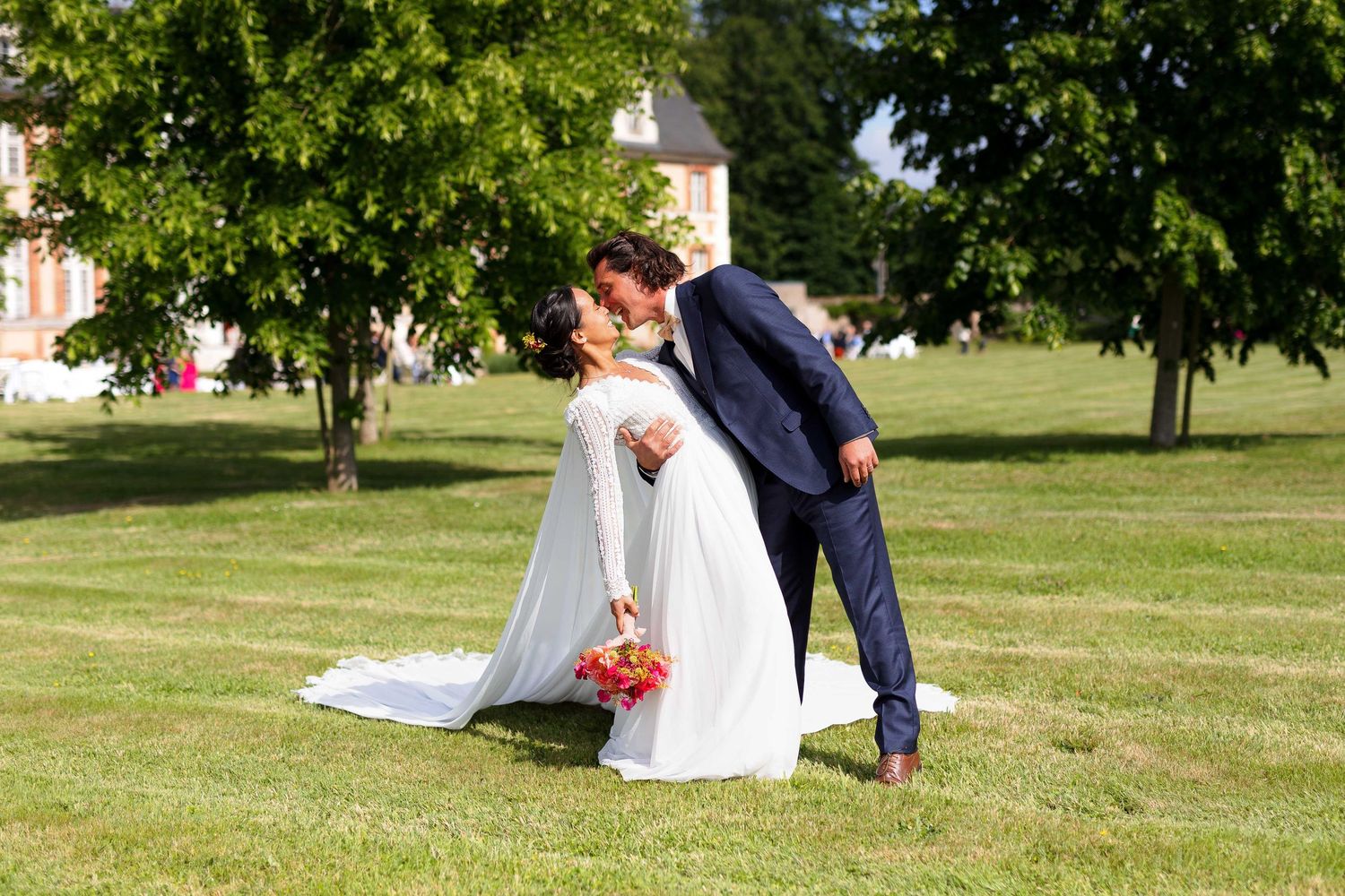 Séance photos de couple en Normandie avec les mariés au Château d'Argeronne en s'embrassant à l'après midi