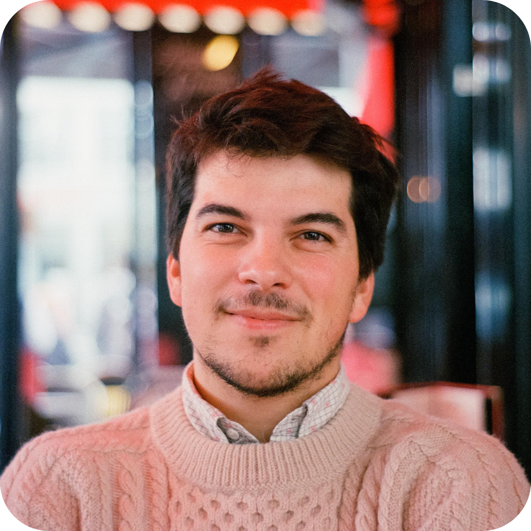 Portrait de Martin Wallace souriant à l'objectif dans un restaurant.