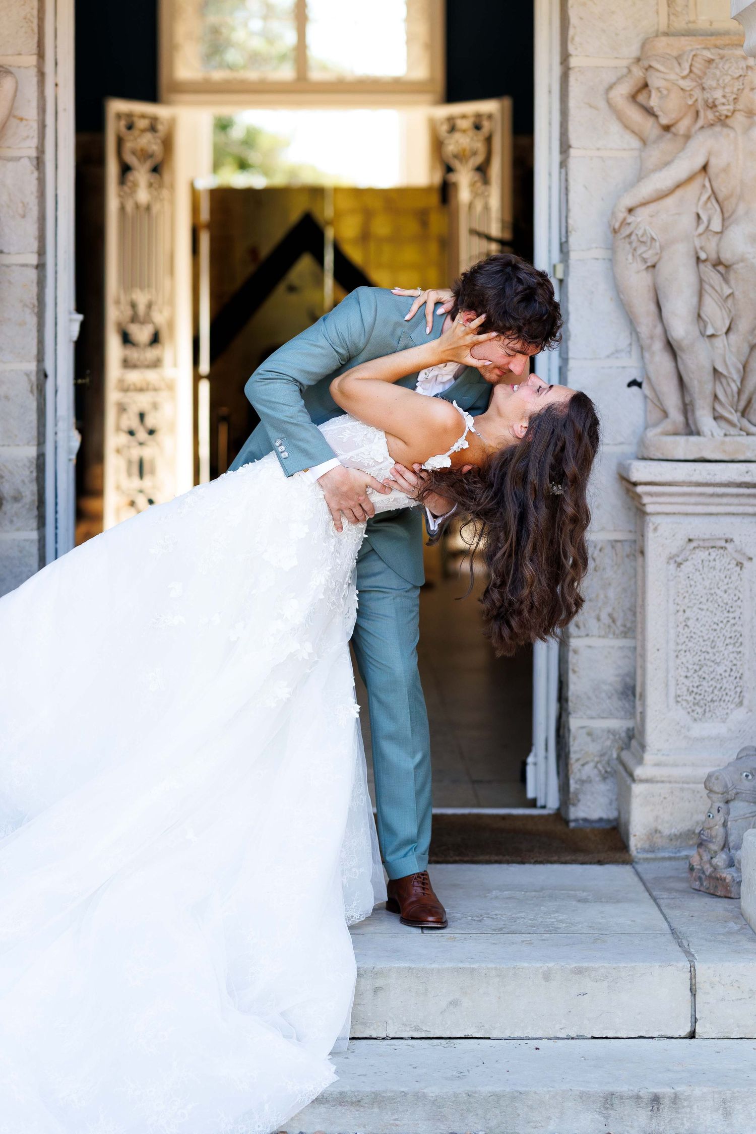 Baiser des mariés – photographie authentique Domaine du Chesnay