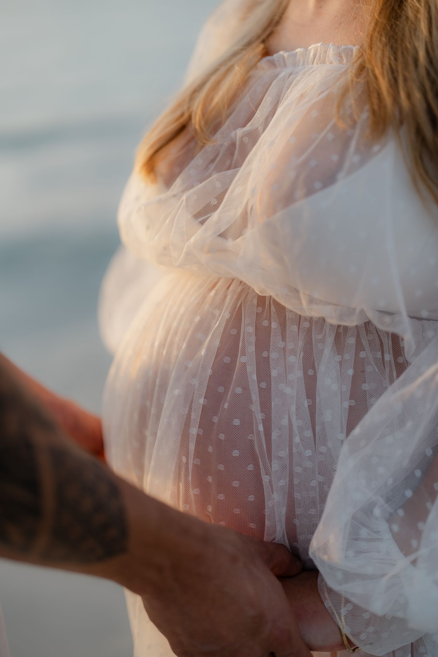 Un shooting romantique à la plage.