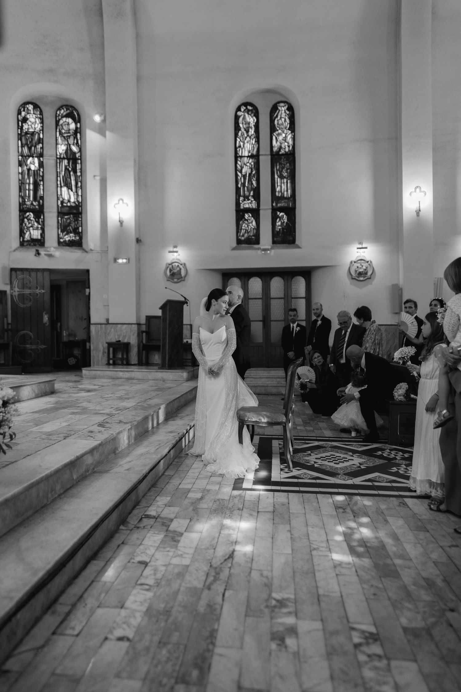 Un moment suspendu dans l'église lors d'un mariage à Ajaccio.