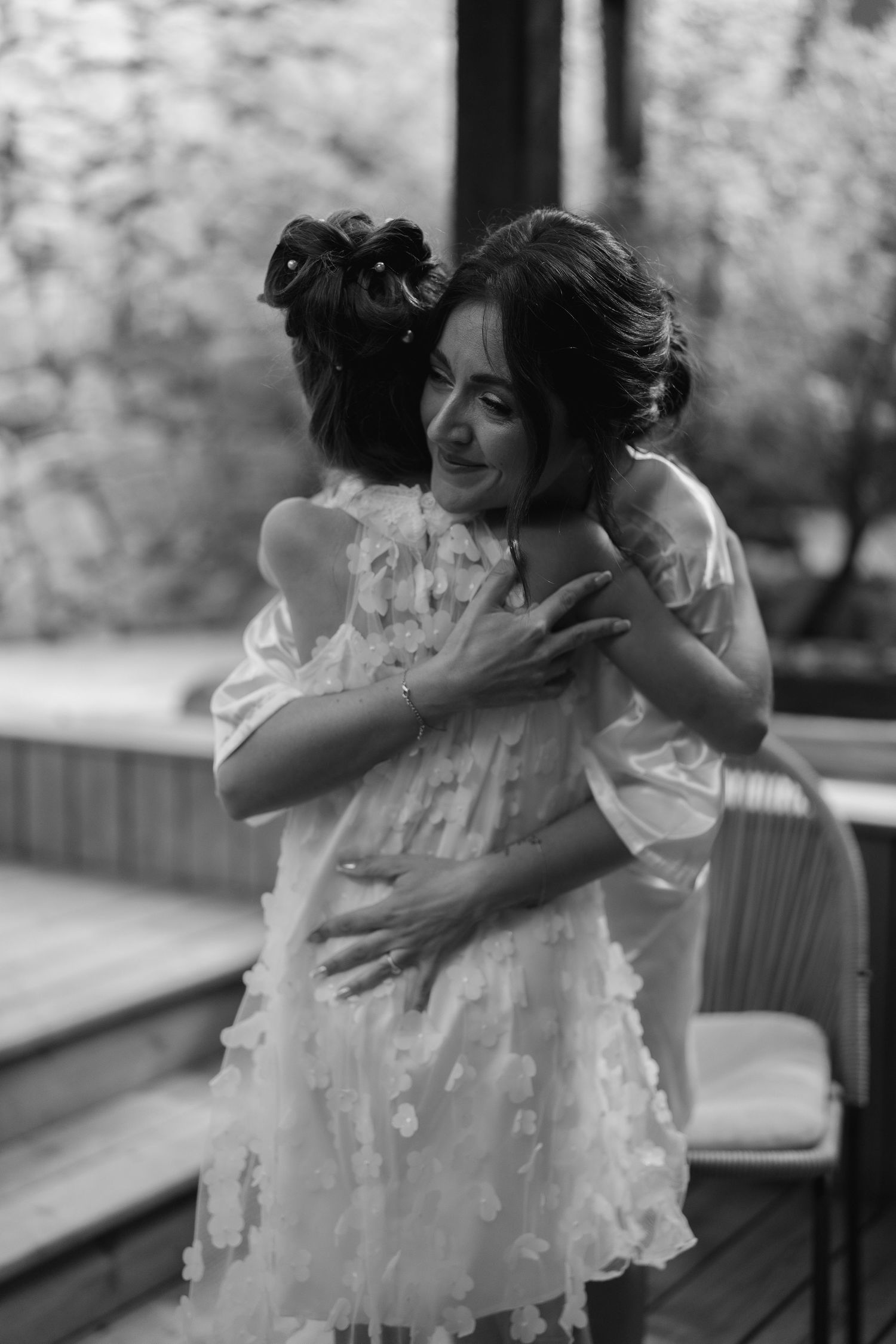 Un moment complice et émouvant  entre une mariée et sa fille.