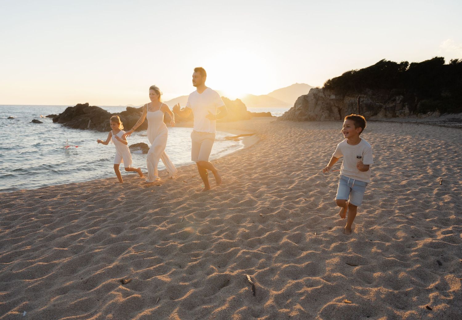 Une chouette séance famille avec de la complicité au coucher du soleil.